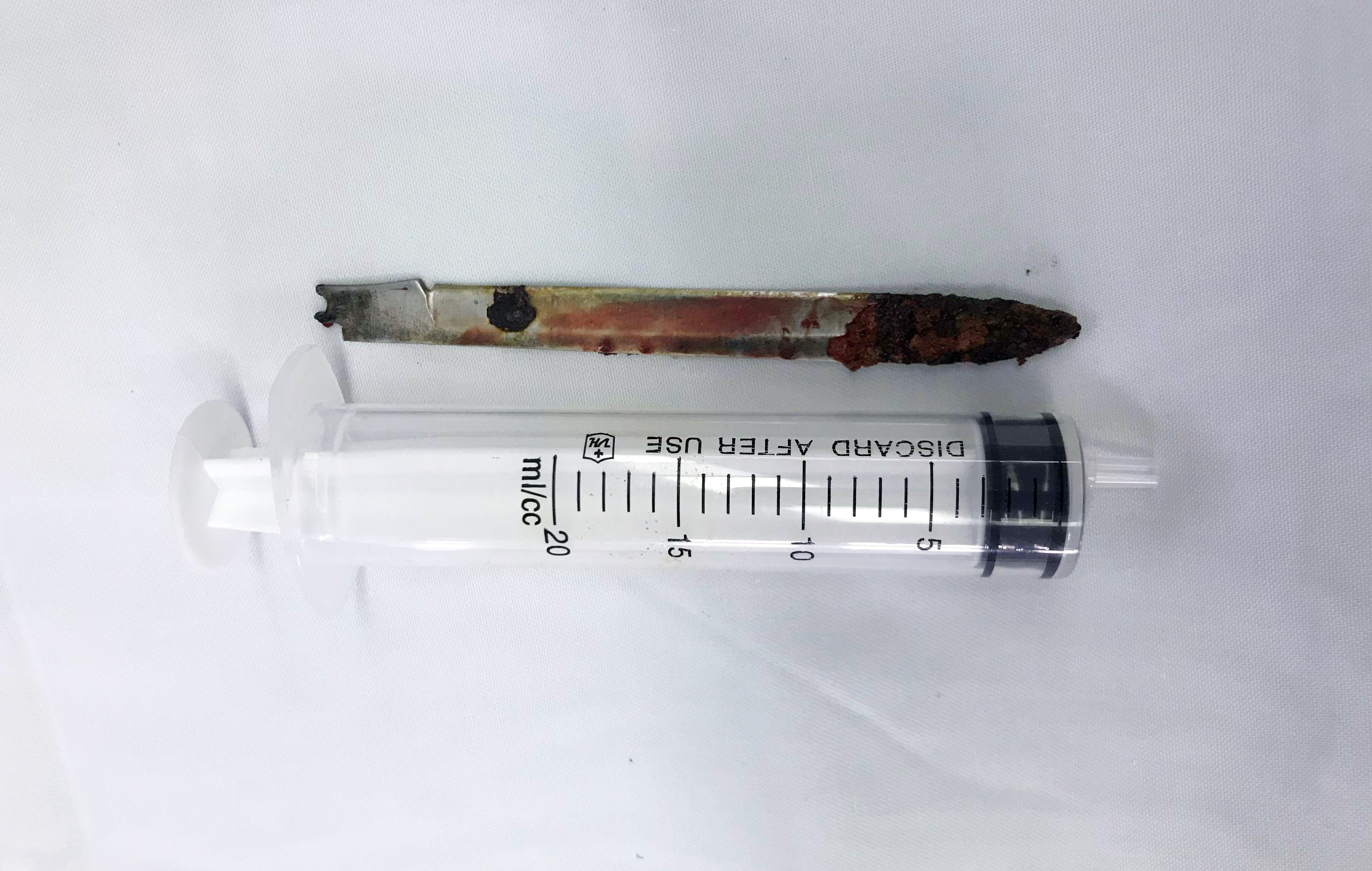 Lưỡi dao găm này dài 13cm đã sét rỉ. Ảnh: Hoàng Yến