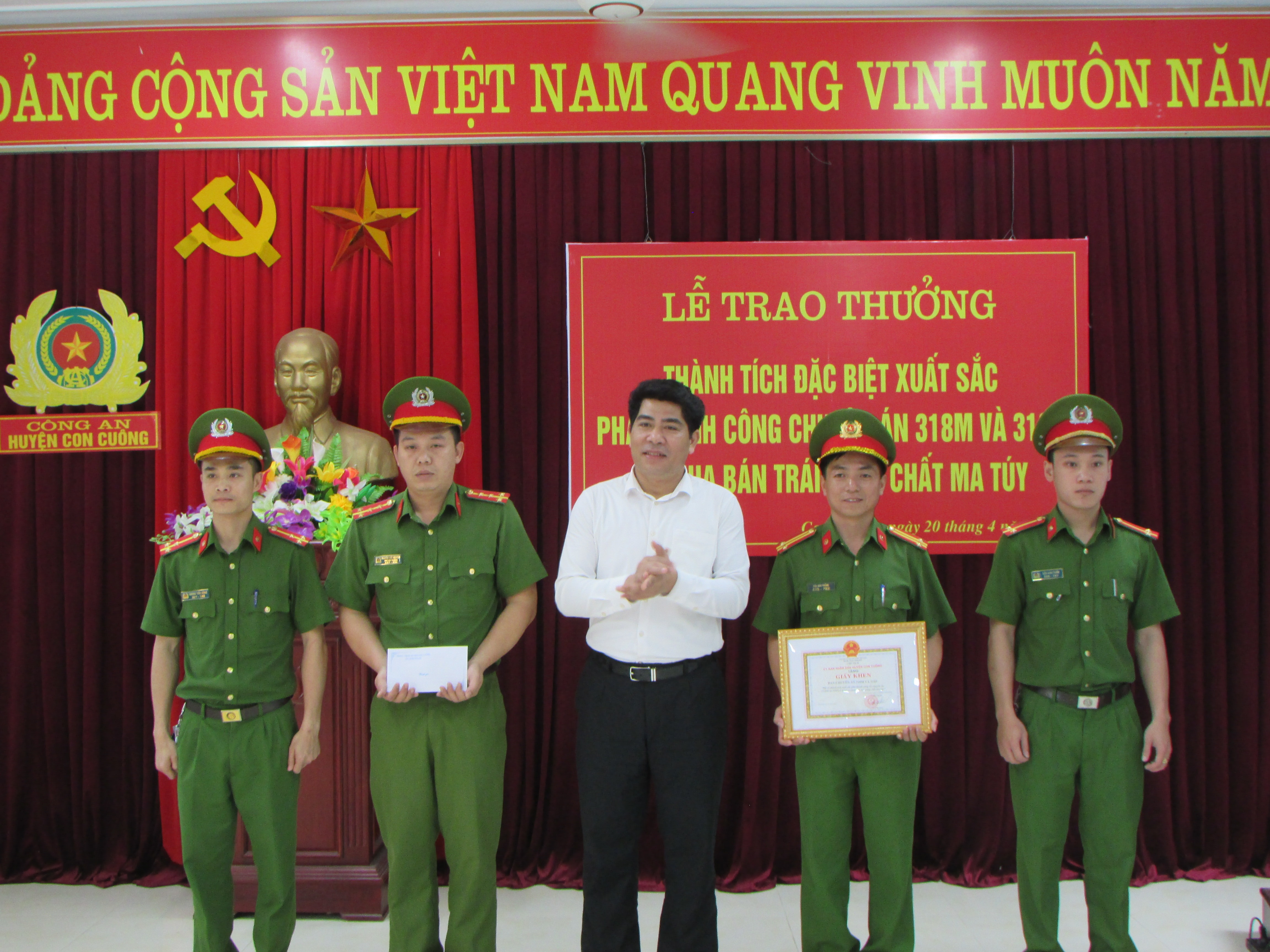 Chủ tịch UBND huyện Vi Văn Sơn trao thưởng cho 2 chuyên án. Ảnh Bá Hậu