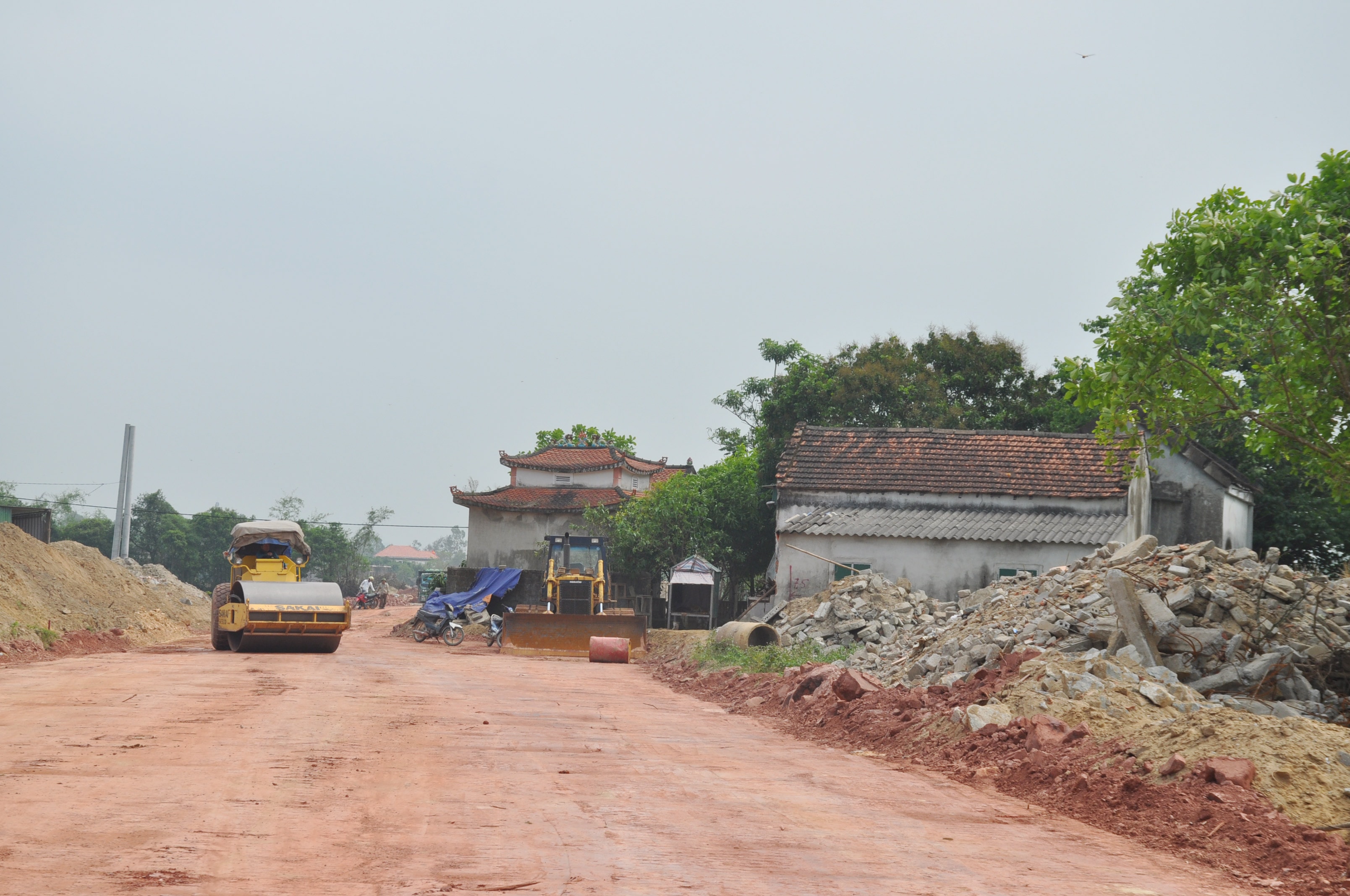 Vướng mắc hiện nay liên quan 0,8km đất nông nghiệp; 3km đất ở, vườn của 412 hộ; và công tác tái định cư dự kiến cho 550 hộ. Trong ảnh: Điểm vướng đoạn qua Nghi Phong, Nghi Lộc. Ảnh: Thu Huyền