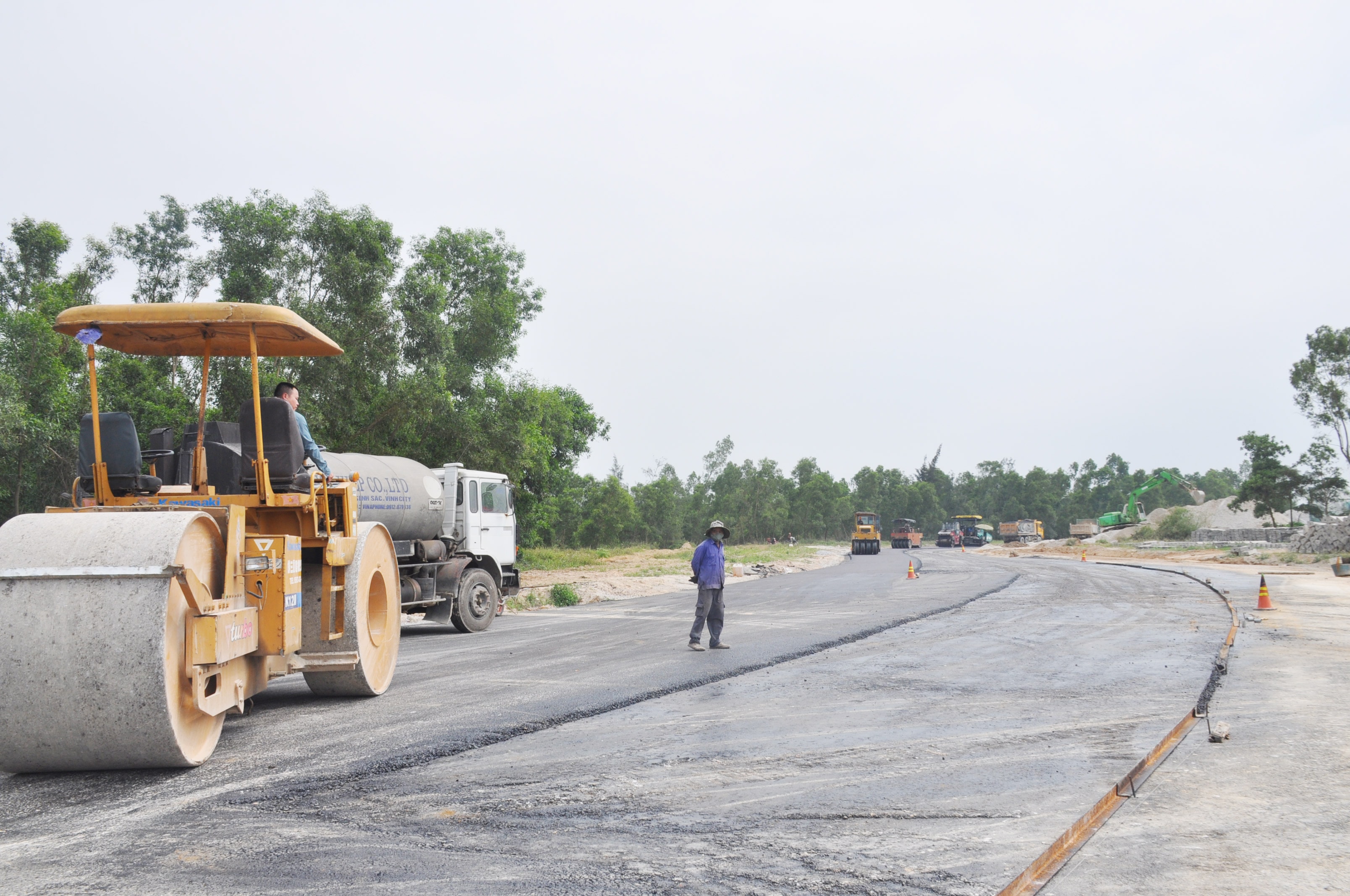 Hiện tuyến đường đã thảm bê tông nhựa lớp 1 được 1,3/7,1km. Ảnh: Thu Huyền