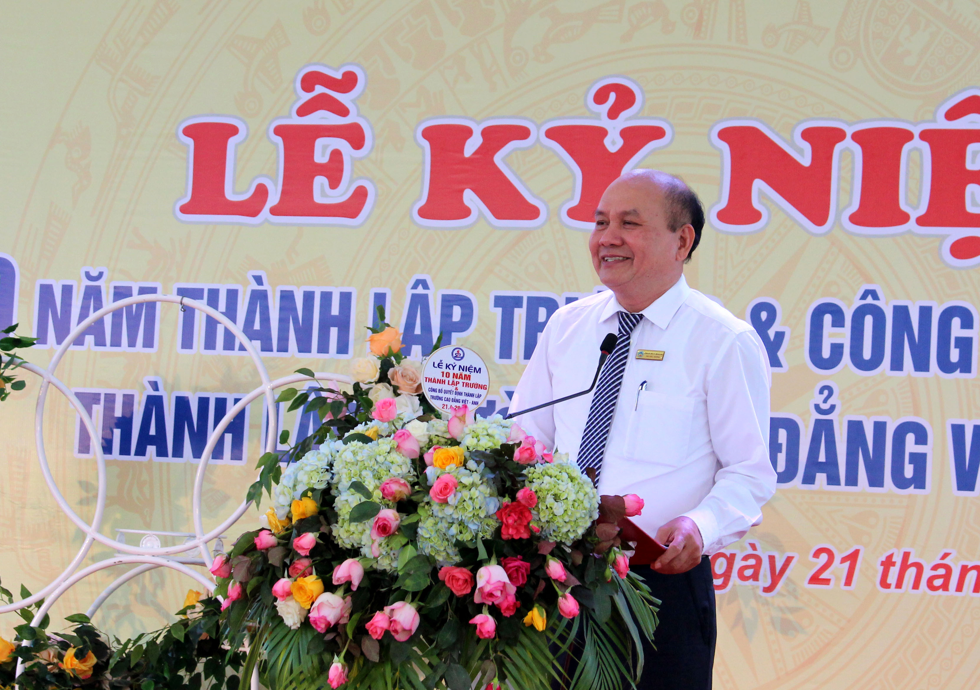 Phát biểu tại buổi lễ, thầy Phan Huy Hoàng - Hiệu trưởng Trường Cao đẳng Việt Anh ôn lại chẳng đường 10 năm xây dựng và phát triển với những tựu quan trọng và định hướng phát triển nhà trường trở thành một trong những điểm sáng của ngành giáo dục của tỉnh nhà.  Ảnh: Đinh  Nguyệt