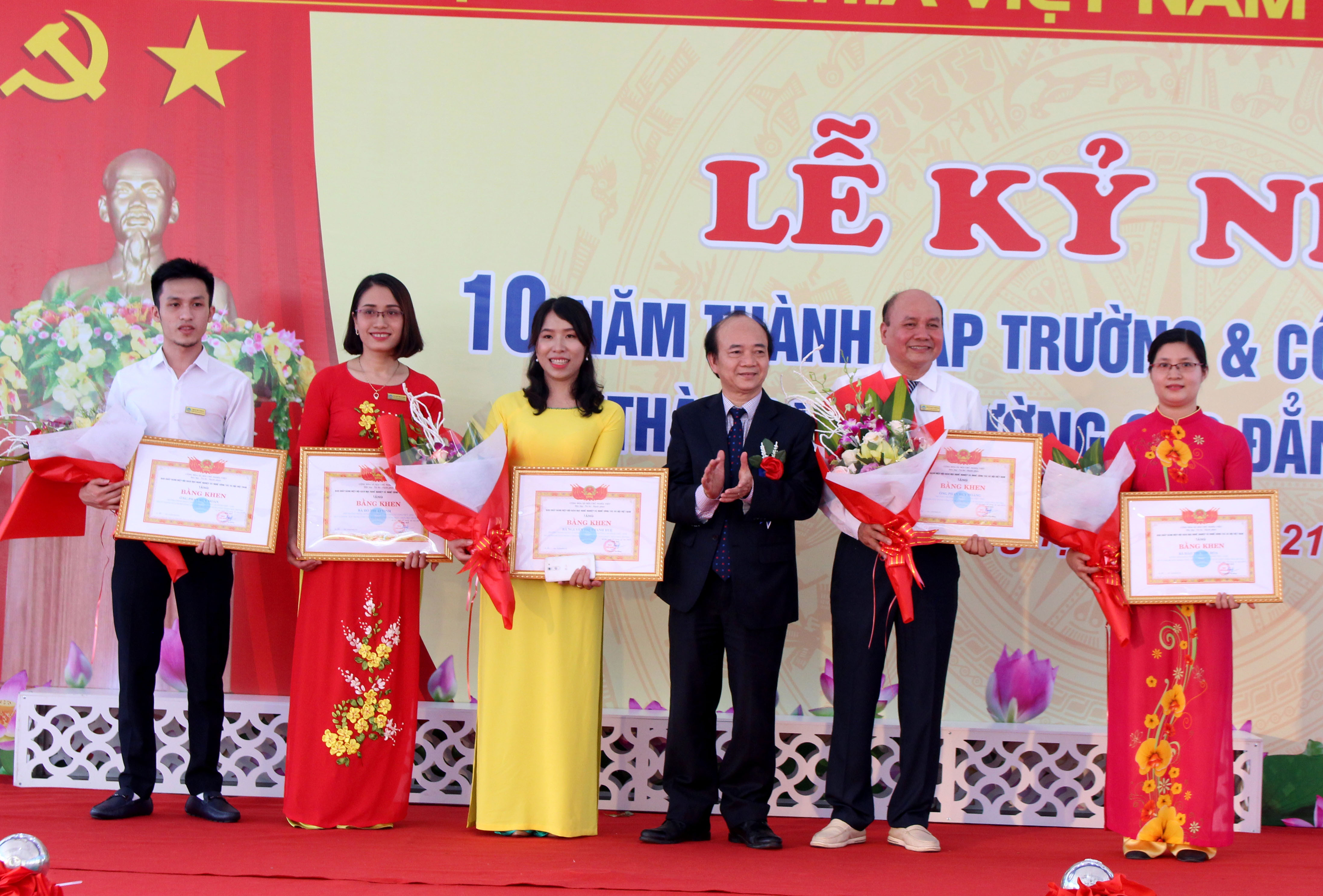 Trao bằng khen của Hội Giáo dục nghề nghiệp và Nghề công tác xã hội Việt Nam choBan giám hiệu nhà trường và 6 cá nhân xuất sắc. Ảnh: Đinh Nguyệt