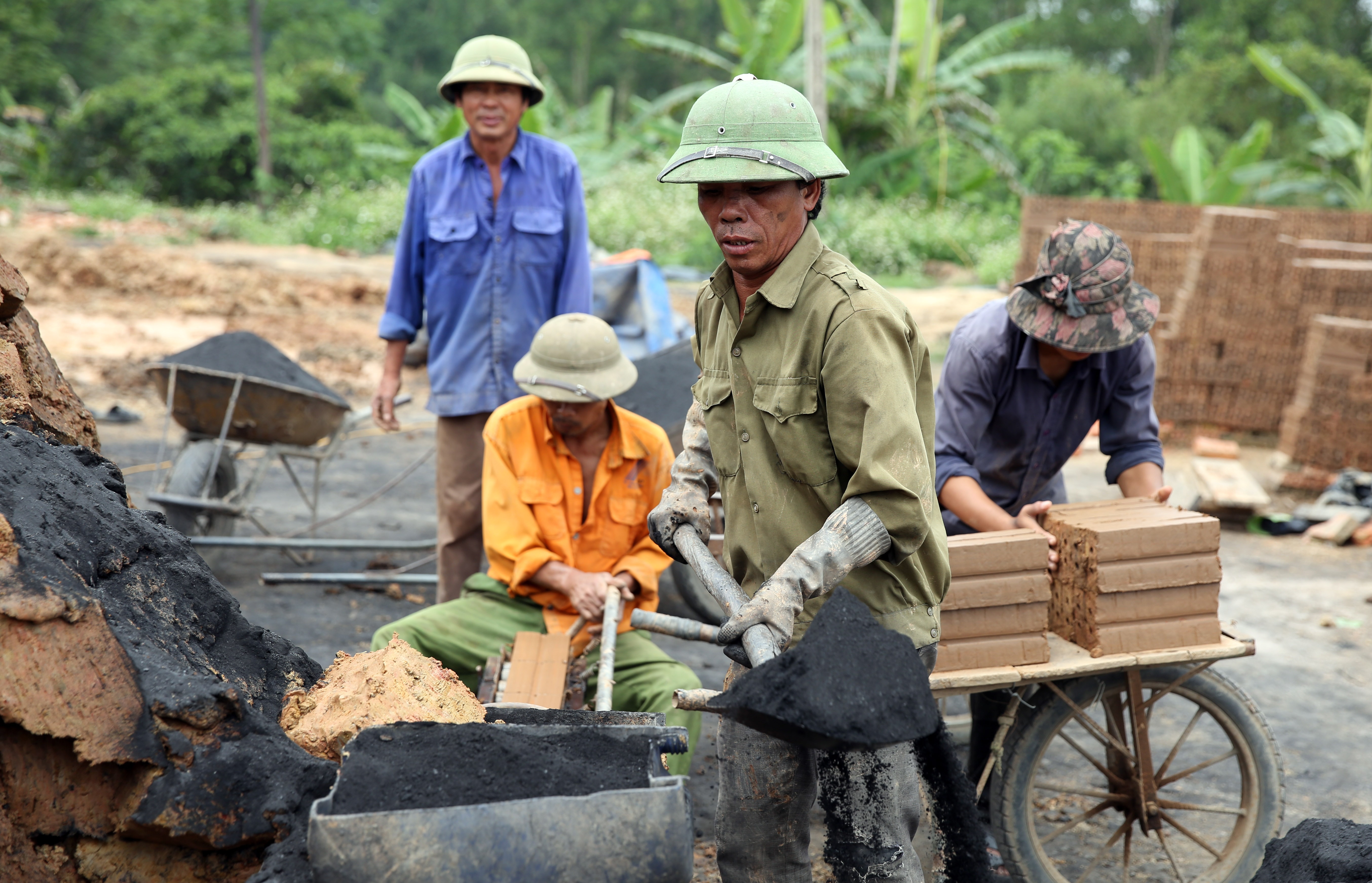 Tìm hiểu được biết, trên địa bàn xã Nghĩa Khánh có 1 chiếc lò gạch duy nhất đang hoạt động. Phía chính quyền huyện và xã đã có nhiều văn bản gửi đến lò gạch nhưng không hiểu vì sao đến này lò gạch này vẫn còn “đỏ lửa”. Trong ảnh: Một người thực hiện công đoạn trộn đất và than đá vào máy.
