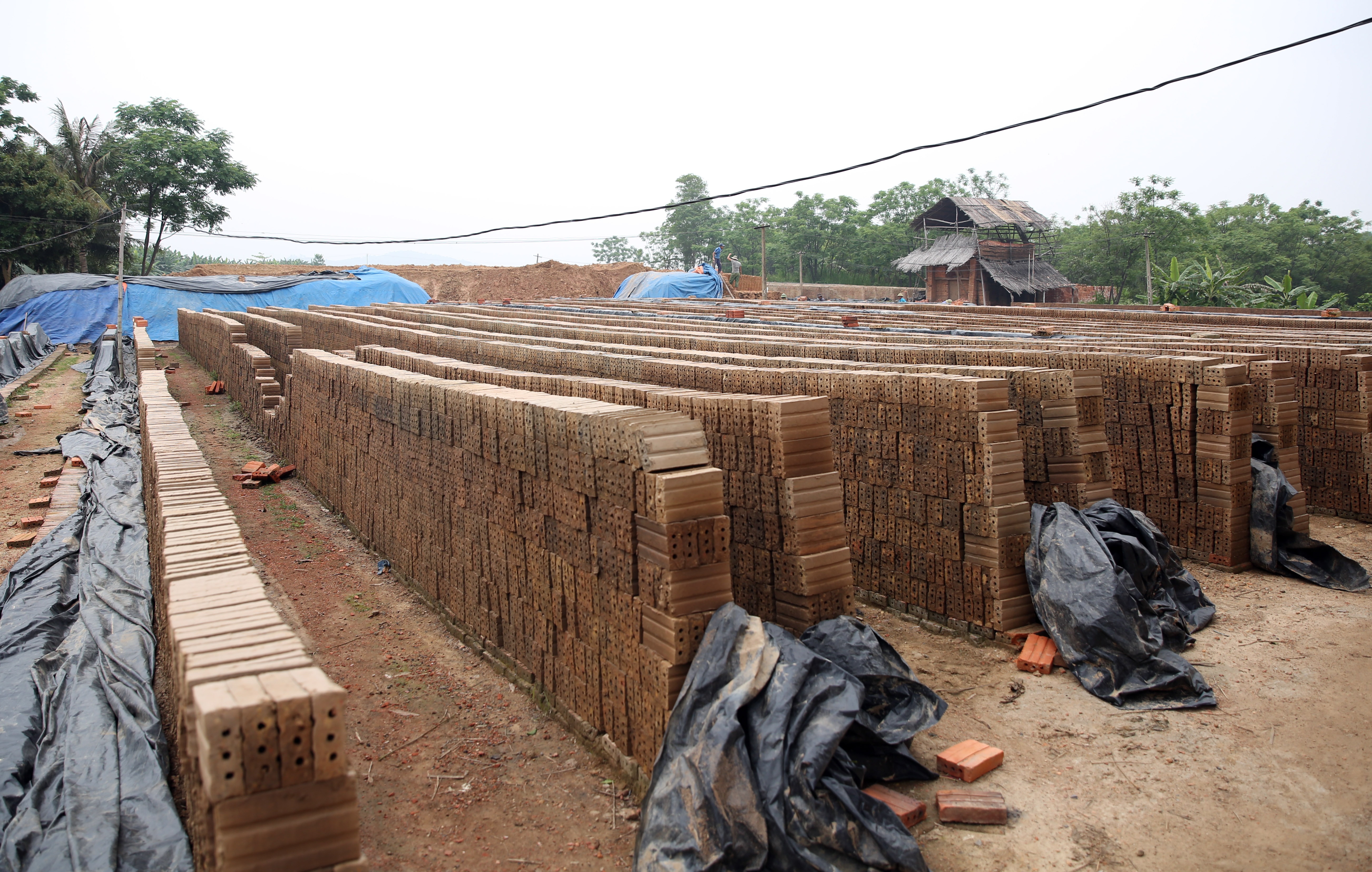 Theo quan sat, hiện có rất nhiều những viên gạch chưa được nung đang xếp thành dãy, trải dài nằm chờ ngày vào lò. Dường như, những tháng vừa qua lò gạch thủ công này vẫn đang hoạt động đều đặn.