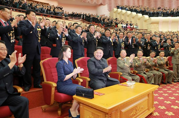 Nhà lãnh đạo Kim Jong Un cùng vợ vỗ tay trong dịp sự kiện tôn vinh các nhà khoa học và kỹ sư hạt nhân đã có công trong cuộc thử bom hydro thành công. Ảnh: Reuters