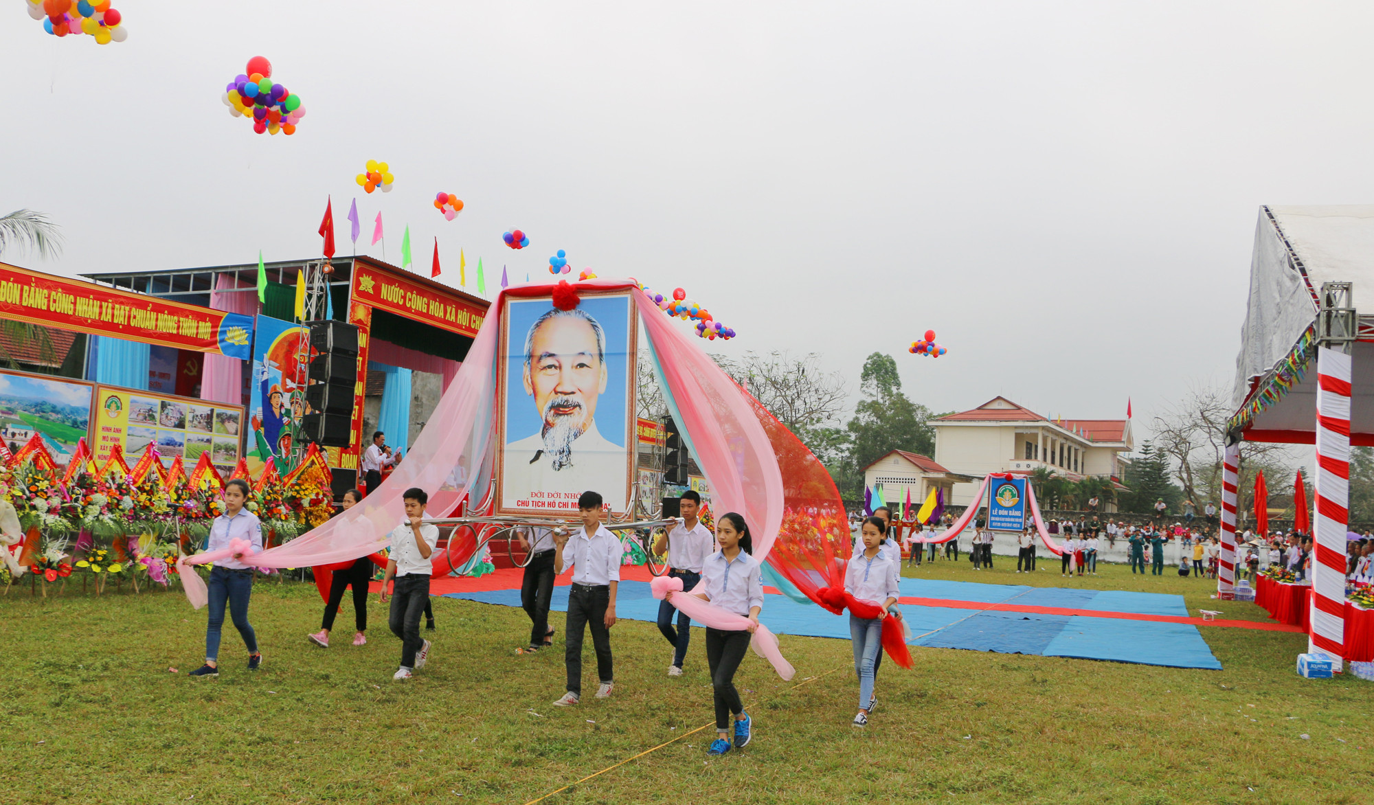 Nghi thức rước Quốc kỳ và ảnh Bác Hồ tại lễ đón Bằng công nhận đạt chuẩn NTm xã Kỳ Sơn. Ảnh Nguyễn Hải