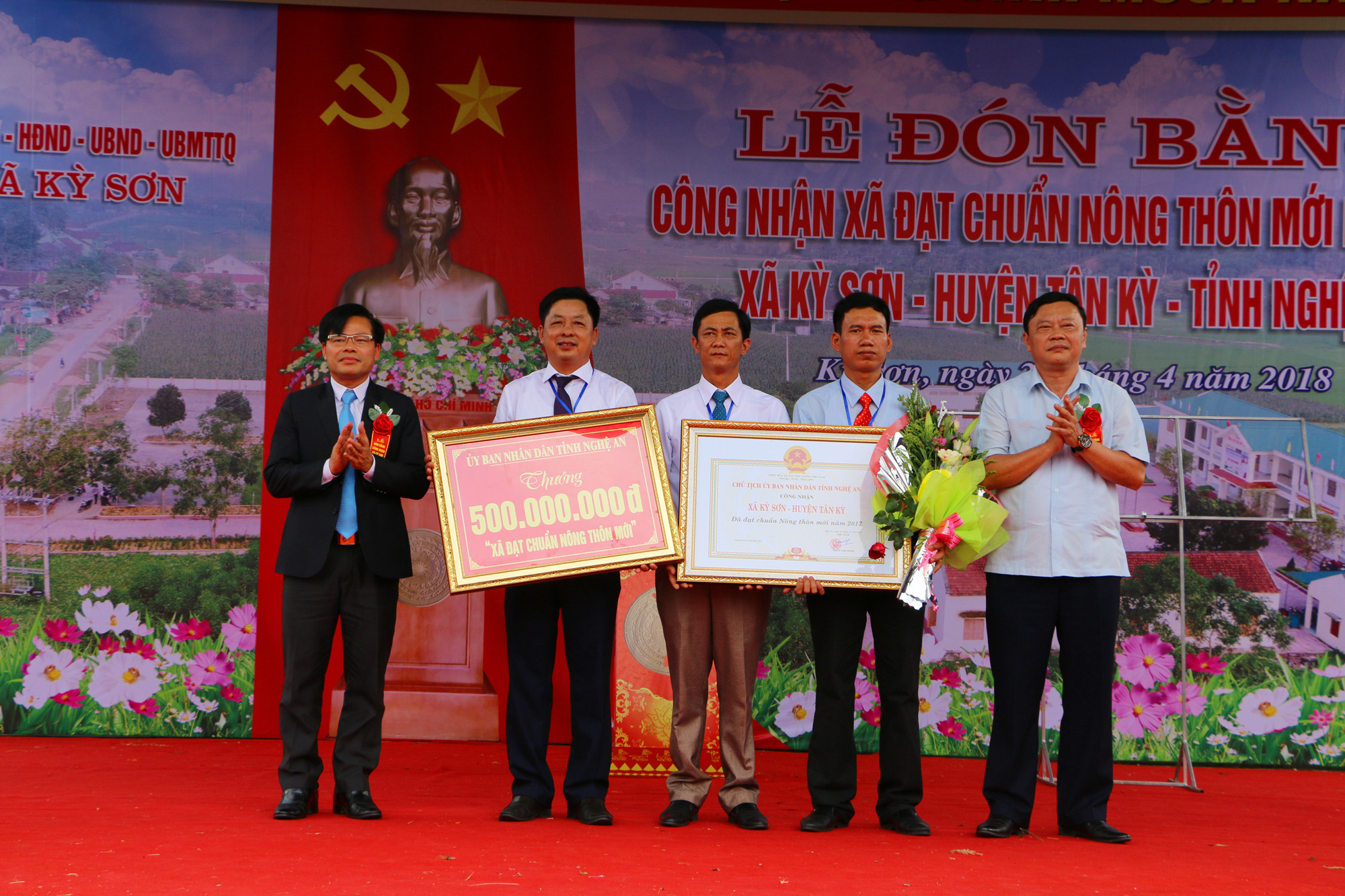 Trao Bằng công nhận đạt chuẩn NTm và phần thưởng về đích 500 triệu đồng cho xã Kỳ Sơn. Ảnh: Nguyễn Hải
