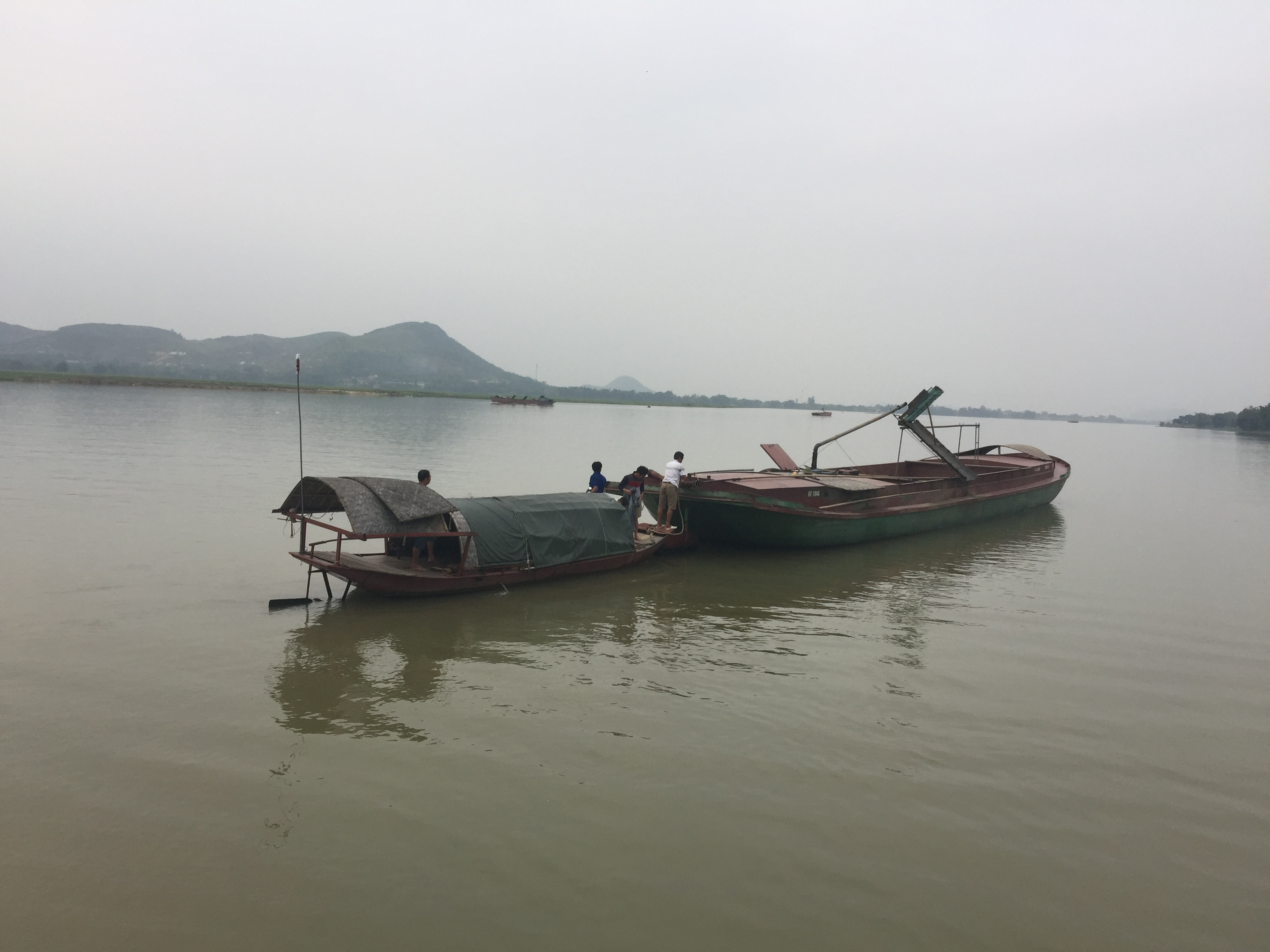 Một trong những phương tiện thủy đoàn công tác đã dừng kiểm tra trên sông Lam chiều ngày 20/4/2018. Ảnh PV