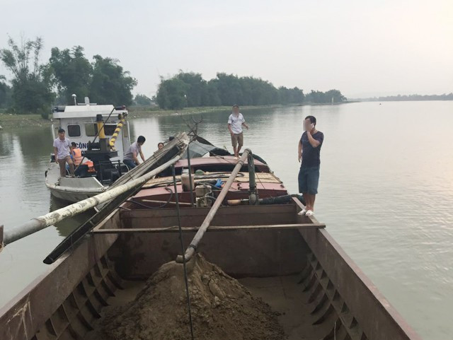 Phương tiện được cải hoán để khai thác cát trên sông Lam bị lực lượng thanh tra Sở GTVT Nghệ An phát hiện vào chiều ngày 20/4. (ảnh đoàn kiểm tra cung cấp)