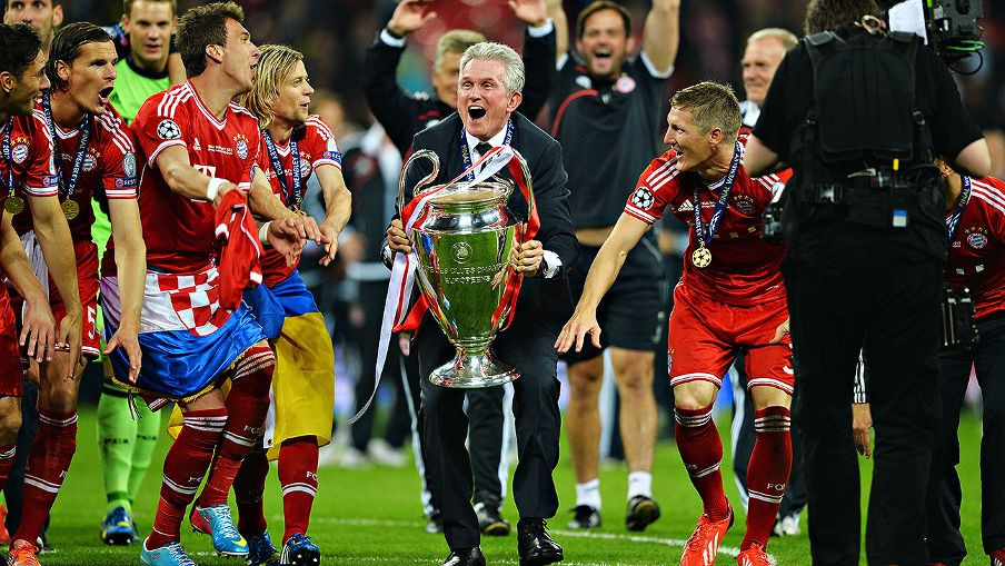 HLV Juup Heynkes cùng các học trò ăn mừng danh hiệu vô địch Champions League mùa giải 2012/2013. Ảnh: Internet