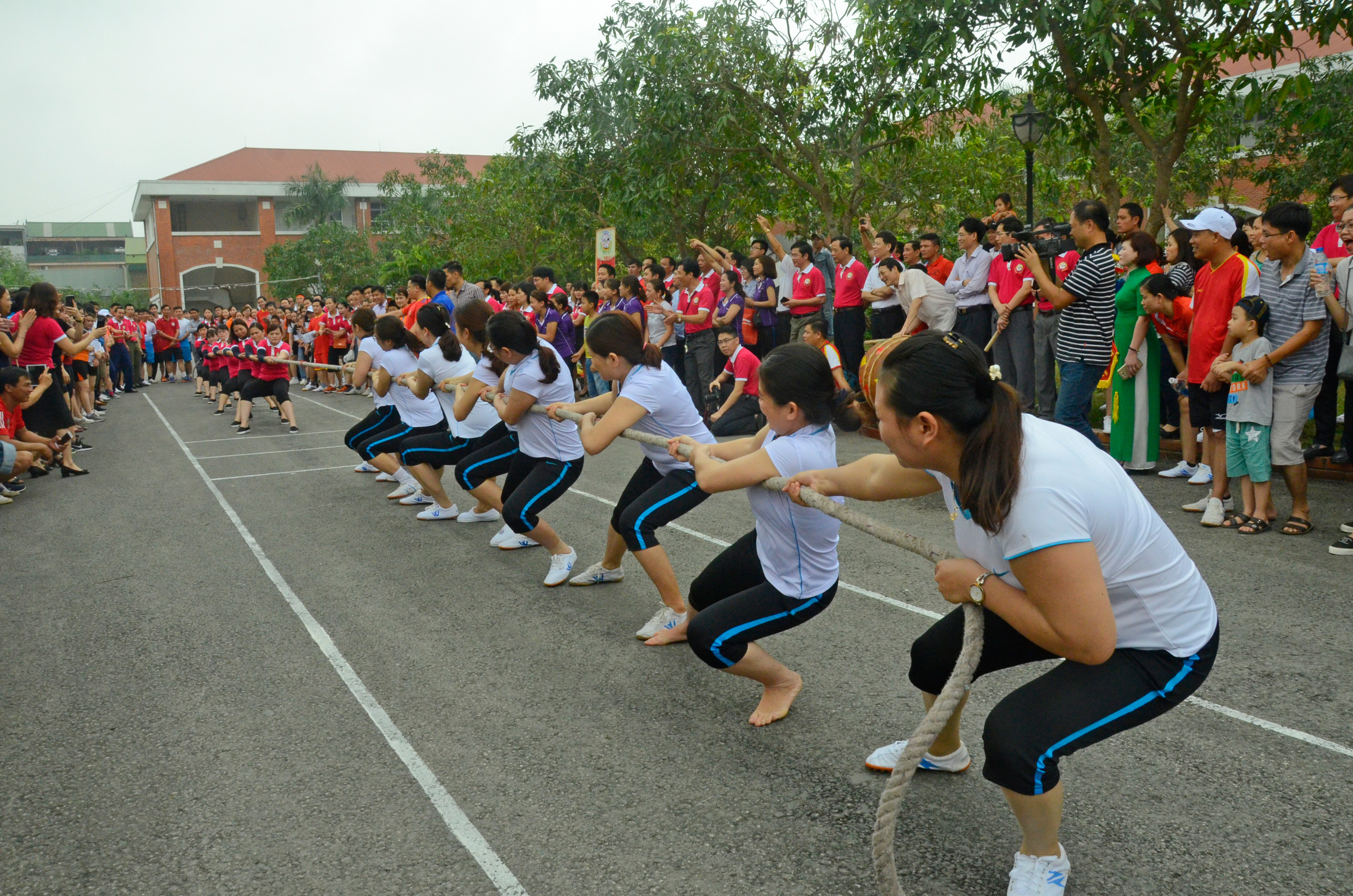 Thi kéo co nữ giữa đội Văn phòng Sở Giao thông vận tải và Công ty TNHH Hòa Hiệp. Ảnh Thanh Lê