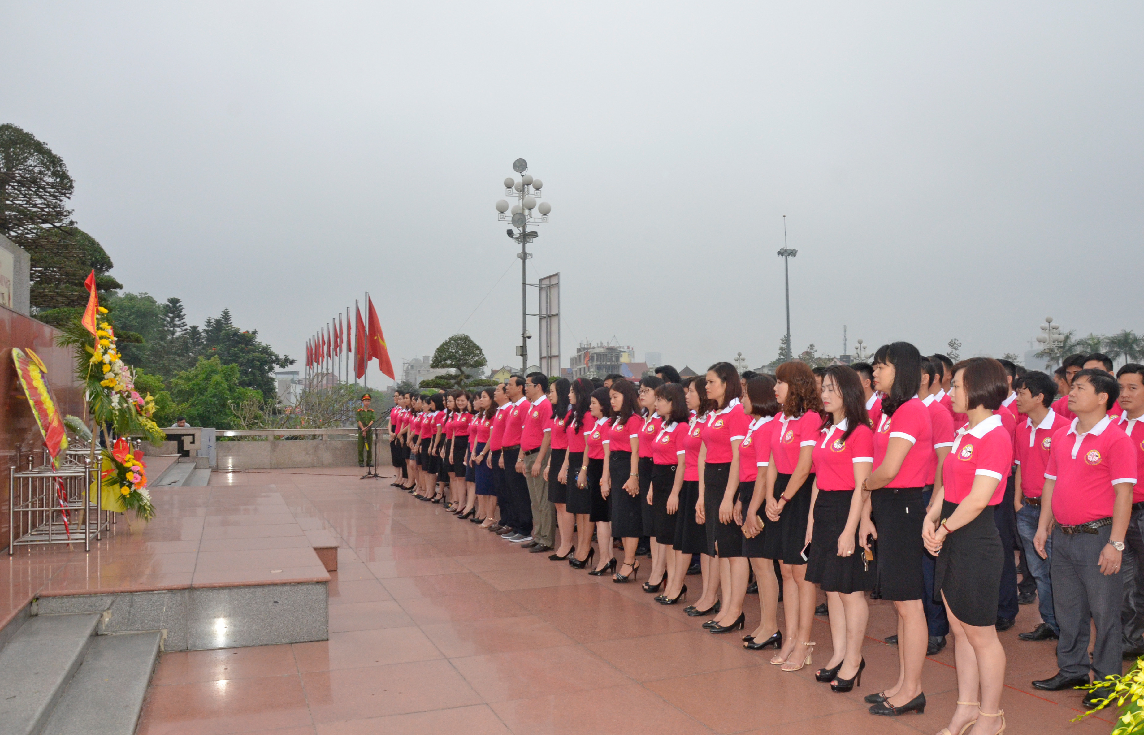 Cán bộ, công chức, viên chức, người lao động ngành Giao thông vận tải dâng hoa tưởng niệm Chủ tịch Hồ Chí Minh tại Quảng Trường Hồ Chí Minh. Ảnh Thanh Lê