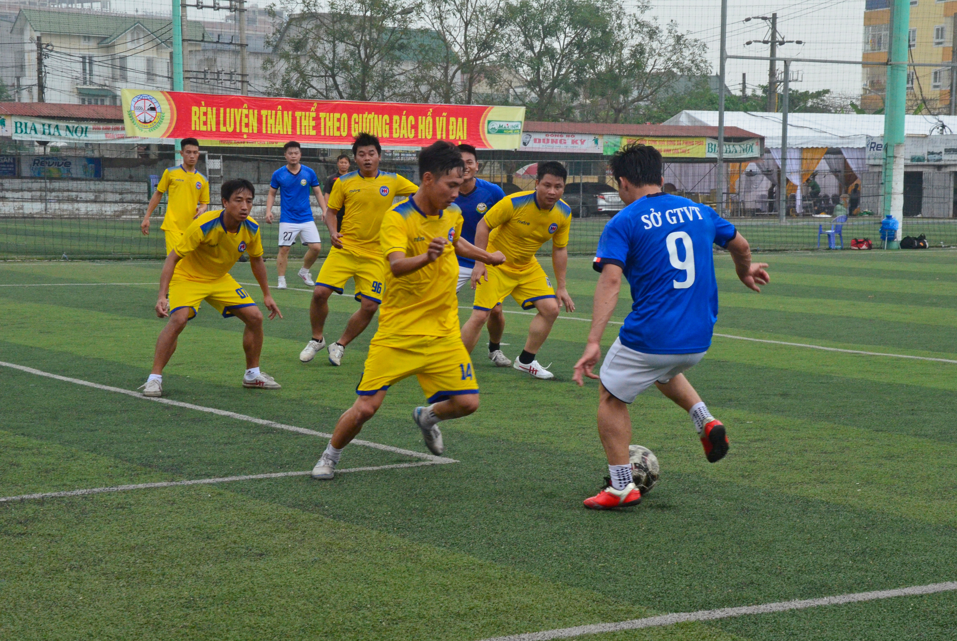 Trận đấu bóng đá giữa đội Văn phòng Sở Giao thông vận tải và Công ty Hòa Hiệp. Ảnh Thanh Lê