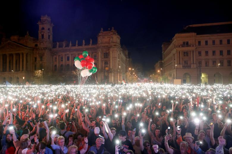 Nhóm người tham gia biểu tình phản đối chính phủ của Thủ tướng Viktor Orban tại Budapest, Hungary hôm 14/4.