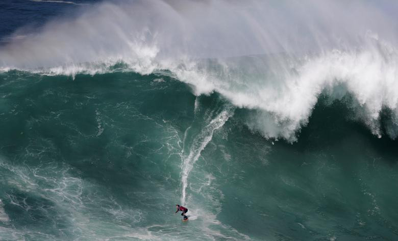Vận động viên lướt sóng Axi Muniain chinh phục một con sóng lớn tại Praia do Norte, Nazare, Bồ Đào Nha hôm 18/4.
