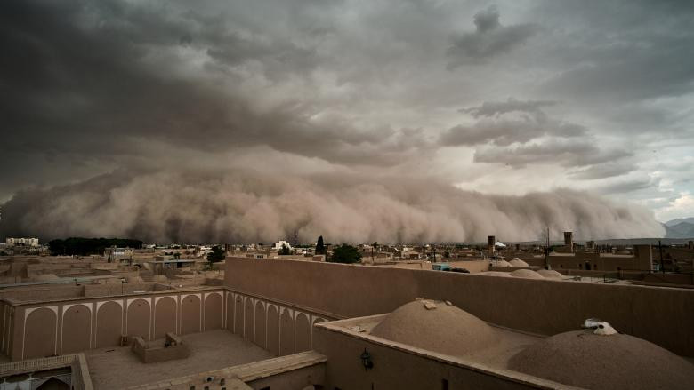 Một trận bão cát sắp ập đến Yazd, Iran hôm 16/4.