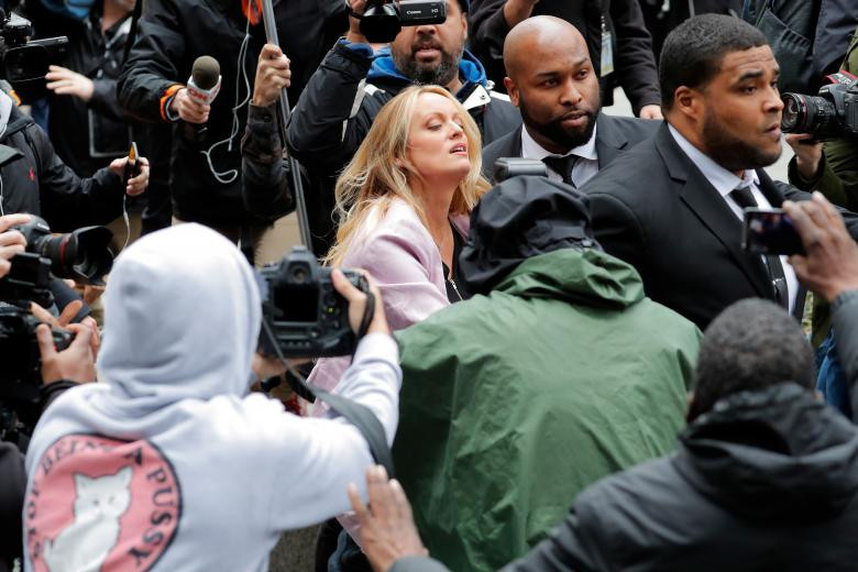 Diễn viên phim người lớn Stephanie Clifford, hay còn có tên khác là Stormy Daniels, đến phiên tòa liên bang tại Manhattan, thành phố New York hôm 16/4. Cô cho biết muốn trả lại khoản tiền 130.000 USD đã nhận để đổi lấy việc giữ im lặng về bê bối tình ái với Tổng thống Mỹ Donald Trump. 