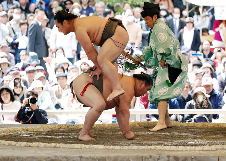 Vận động viên sumo trong giải đấu sumo thường niên tại Đền Yasukuni, Tokyo, Nhật Bản hôm 16/4.