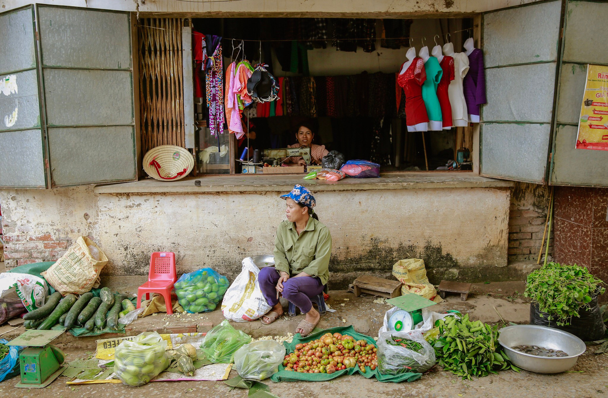 Chợ Chùa phong phú các mặt hàng, nhưng vào buổi sáng nhiều nhất là mặt hàng rau quả để bán sỷ cho thương lái nhiều vùng. Trong ảnh: Một cửa hàng may ngay bên trong hàng rau
