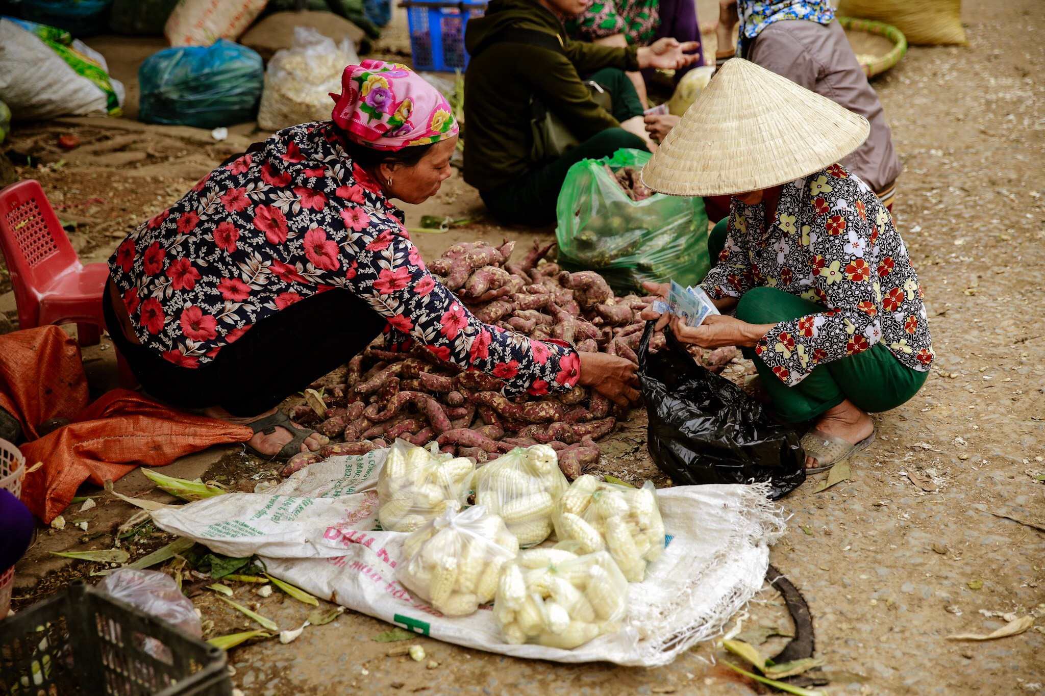 hay ngô bắp cũng được bán nhiều tại ngôi chợ này. Ảnh: Hải Vương