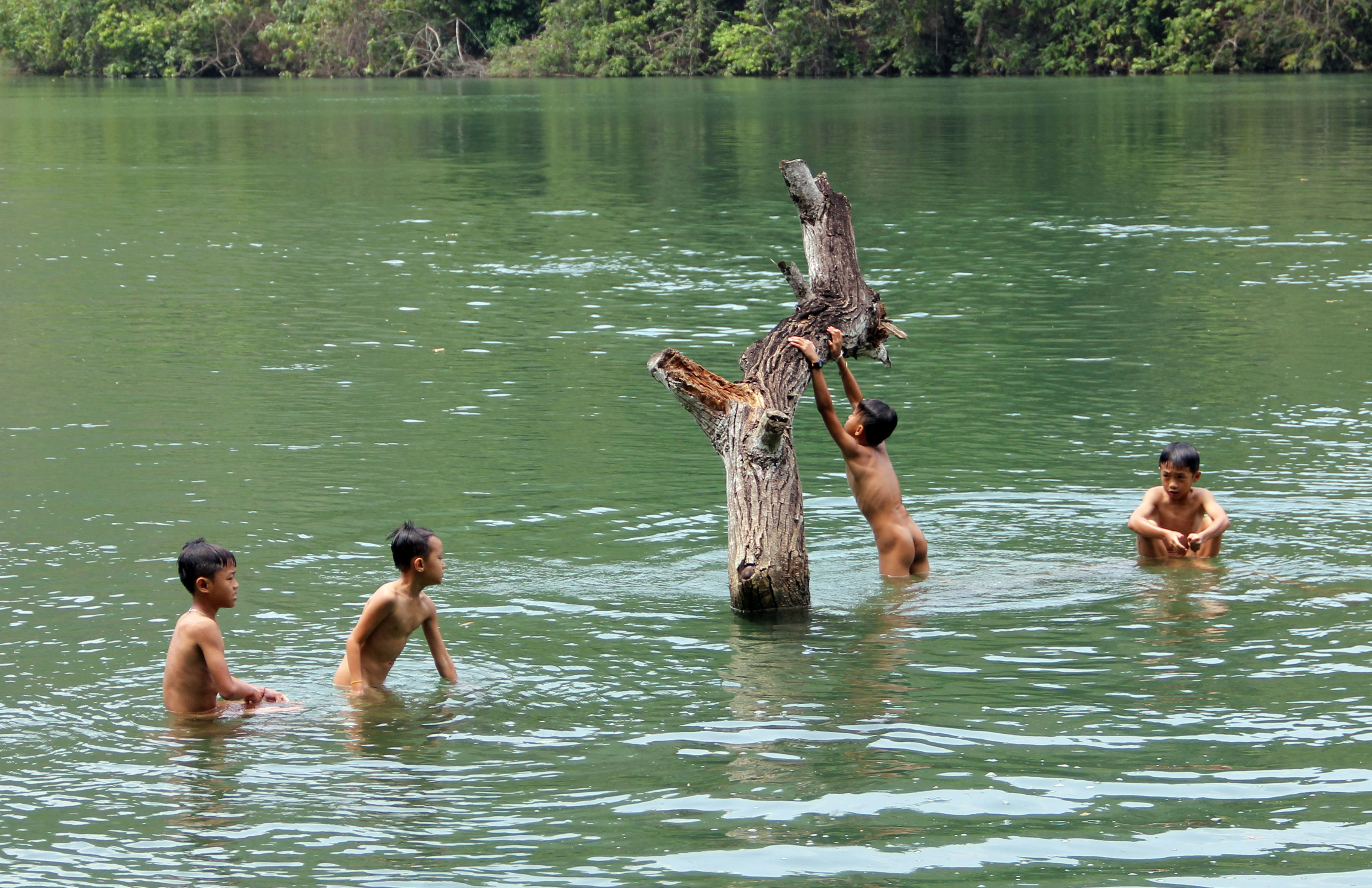 Tại sông Nậm Nơn, mỗi buổi chiều rất nhiều trẻ em của xã Lượng Minh (Tương Dương) vô tư tắm mà không có người lớn đi kèm. Ảnh: Hồ Phương