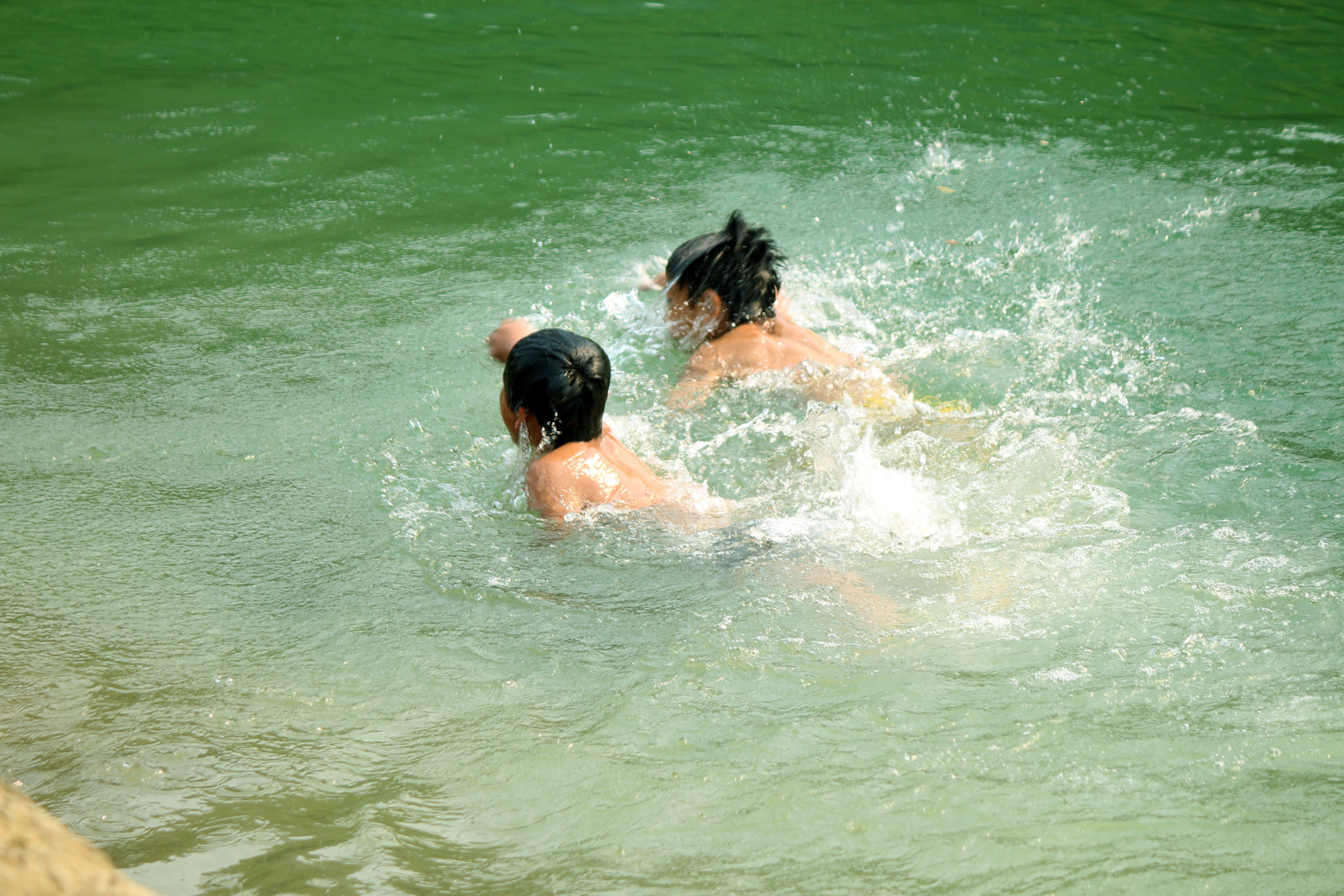 Những đứa trẻ thi tài bơi lặn ra khu vực có nước sâu. Ảnh: Đào Thọ