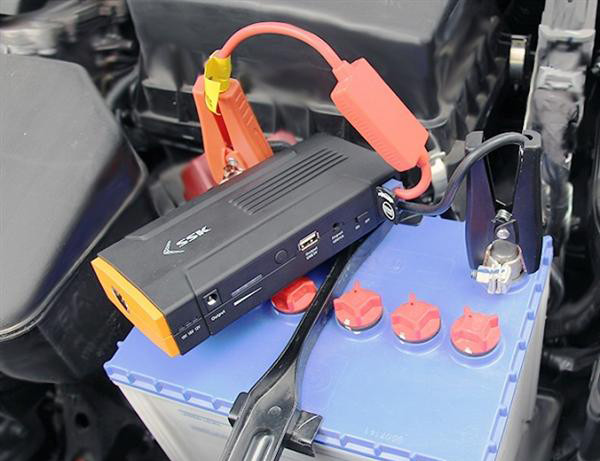 Trong một số trường hợp ắc-quy xe ngừng hoạt động “bất đắc kỳ tử” giữa đường thì bộ sạc dự phòng khẩn cấp được xem như là một vị cứu tinh hoàn hảo... Bộ sạc dự phòng khẩn cấp dành cho xe ô tô có kích thước nhỏ gọn và dễ sử dụng, thường được áp dụng cho những động cơ từ 4 - 6 xy lanh. Ngoài ra, bộ sạc còn có cổng sach USB giúp cho bạn dễ dàng hơn trong việc sạc điện thoại, máy ảnh.