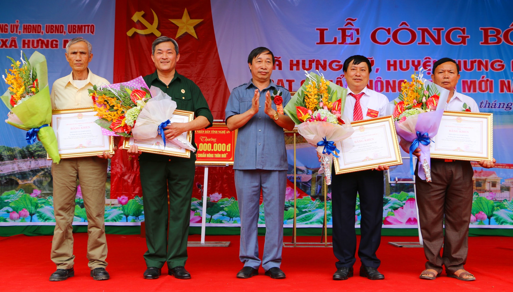 Đồng chí Nguyễn Văn Lập trao Bằng khen cho 4 tập thể có thành tích trong xây dựng NTM xã Hưng Mỹ. Ảnh: Nguyễn Hải