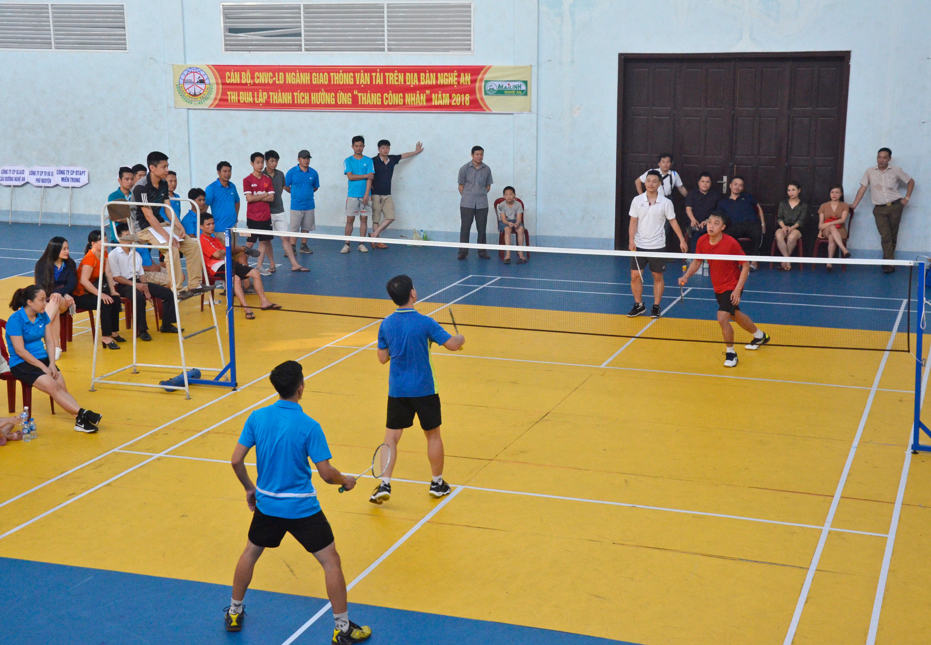 Trận đấu chung kết môn cầu lông đôi nam dưới 40 tuổi giữa Công ty 369 và Công ty Trung Tín. Ảnh Thanh Lê