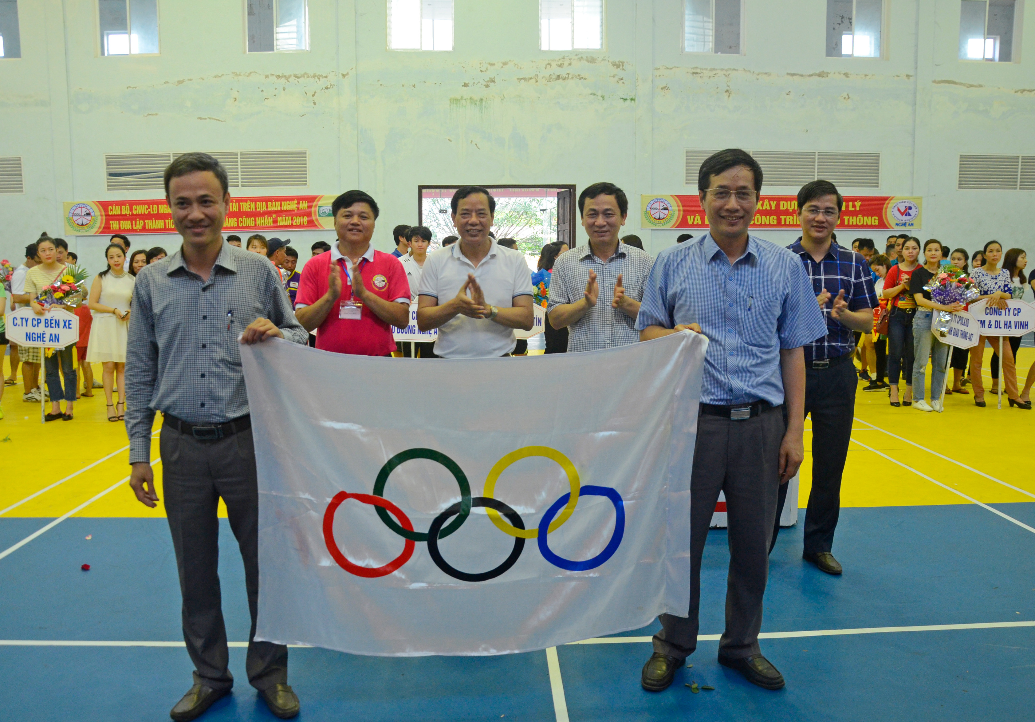 Trao cờ lưu niệm cho đơn vị đăng cai tổ chức Hội thao ngành Giao thông vận tải năm 2019. Ảnh Thanh Lê