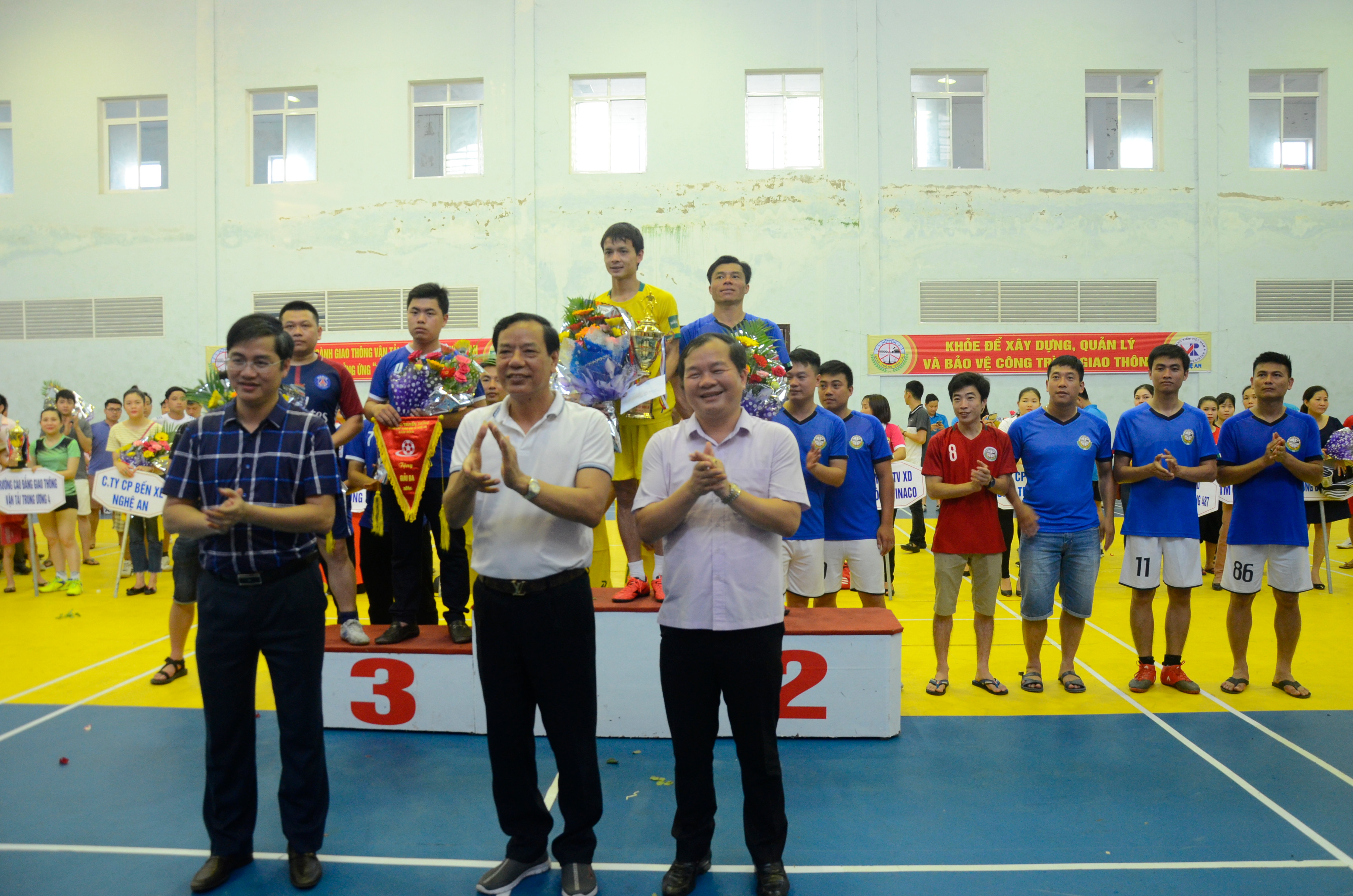Lãnh đạo Sở GTVT trao giải cho bộ môn bóng đá cho các đội đạt giải cao. Ảnh Thanh Lê