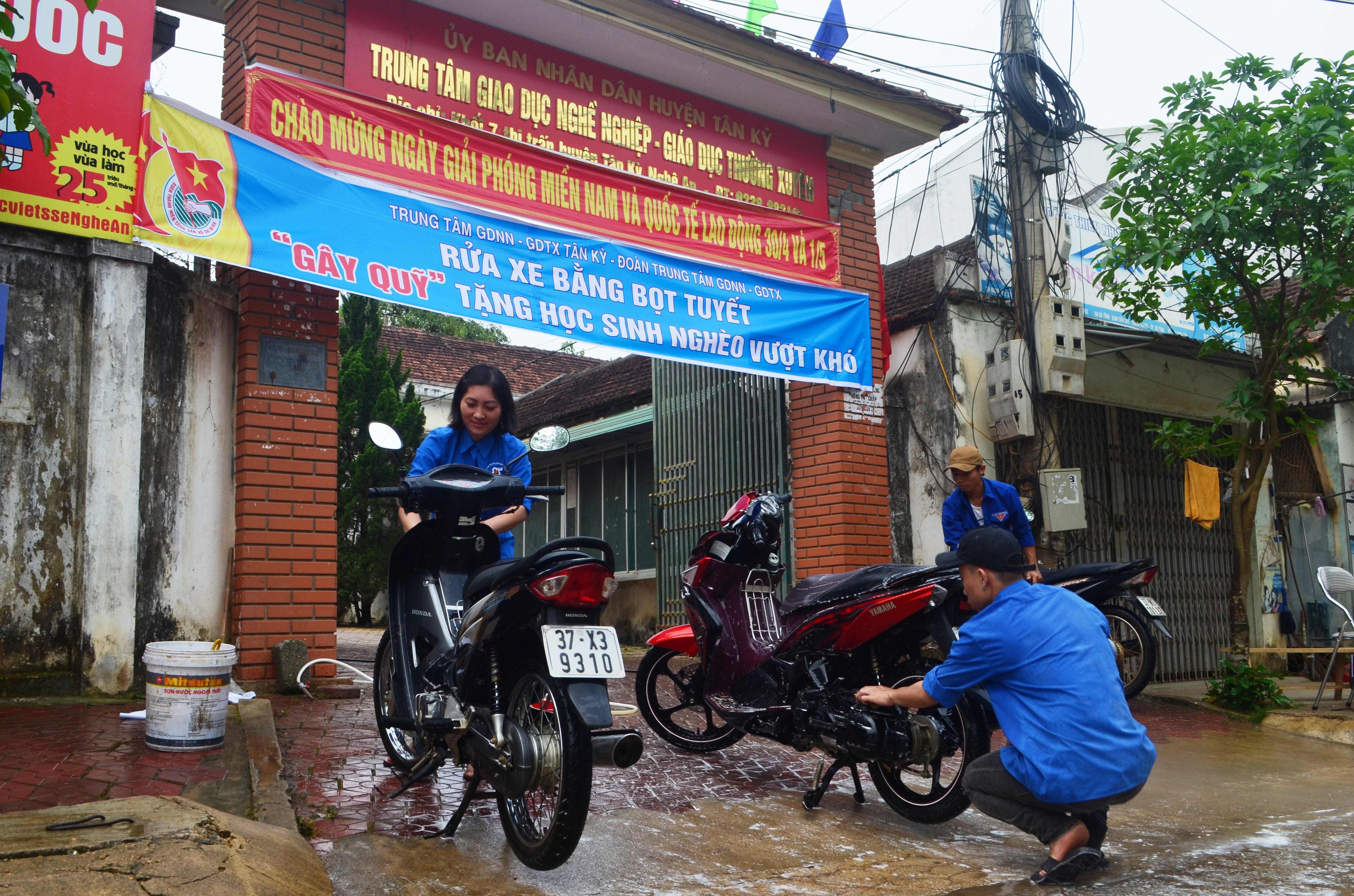 Mô hình rửa xe gây quỹ giúp học sinh nghèo của Đoàn Trung tâm GDNN-GDTX Tân Kỳ. Ảnh X.T