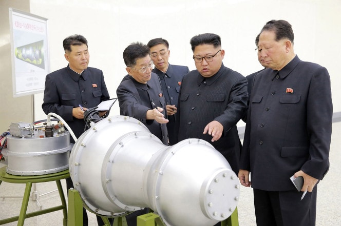 Nhà lãnh đạo Triều Tiên Kim Jong-un trong một lần kiểm tra đầu đạn hạt nhân. Ảnh: Getty Image 