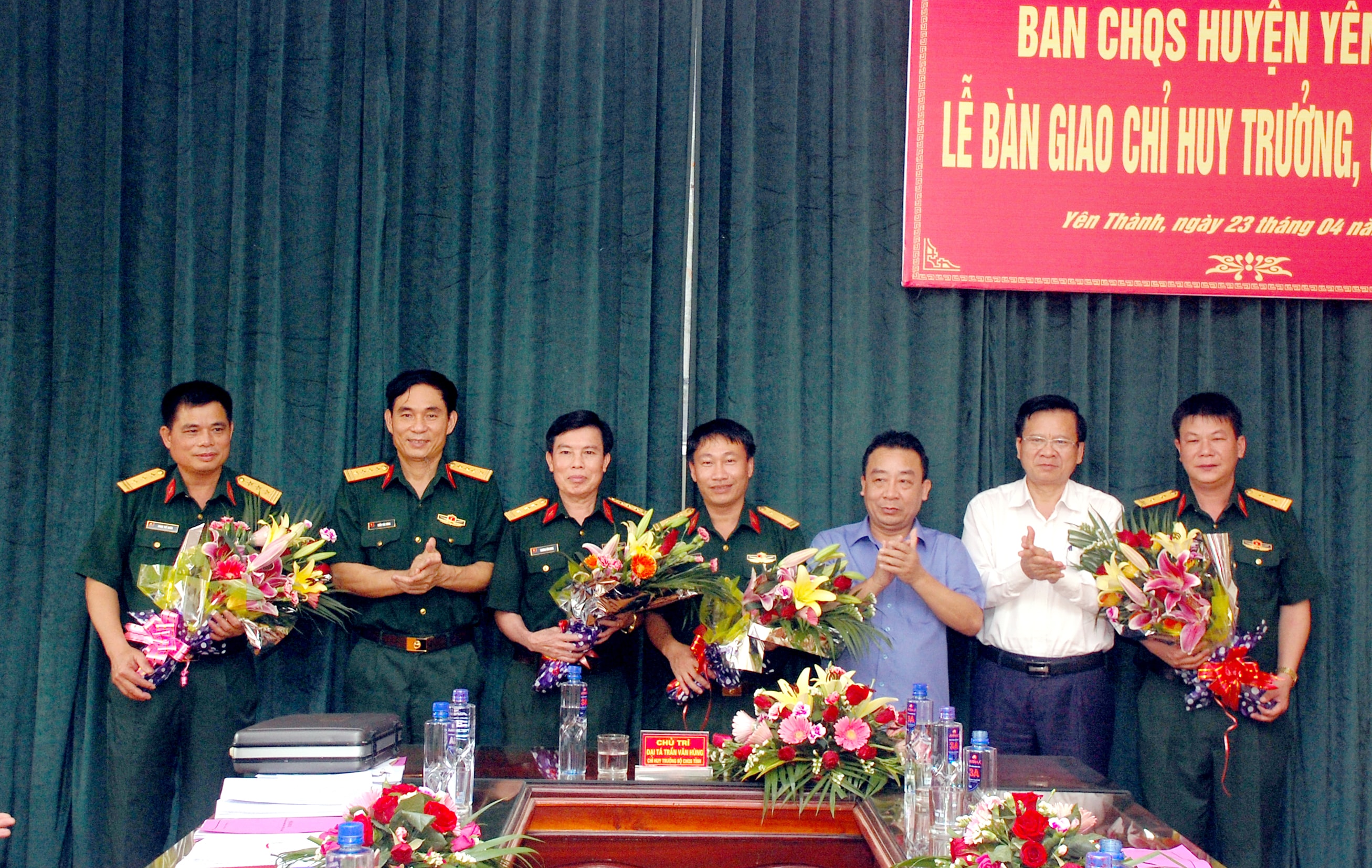  Lãnh đạo Bộ chỉ huy quân sự tỉnh và huyện YT tặng hoa chúc mừng các đồng chí nhận nhiệm vụ mới. Ảnh: Tuấn Anh 