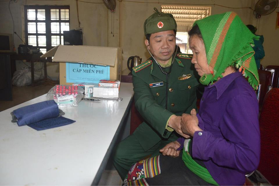 Bác sỹ quân y Bộ đội Biên phòng thăm khám, chữa bệnh cho người dân vùng biên giới. Ảnh tư liệu