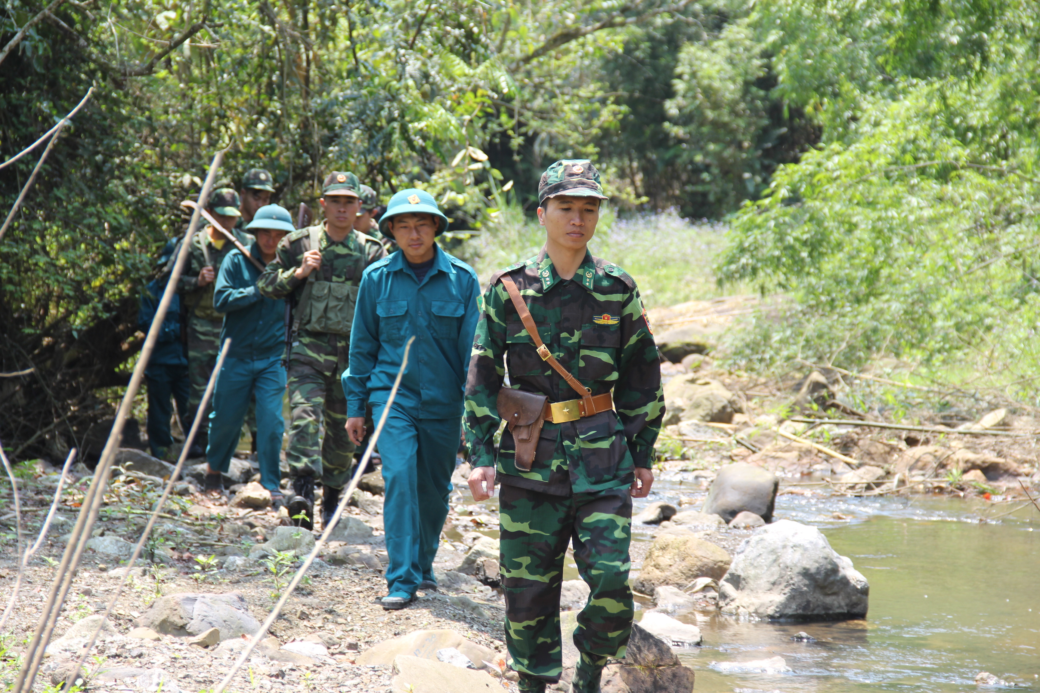 Bộ đội Đồn Biên phòng Cửa khẩu quốc tế Nậm Cắn phối hợp với đoàn thanh niên xã Nậm Cắn tuần tra bảo vệ biên giới