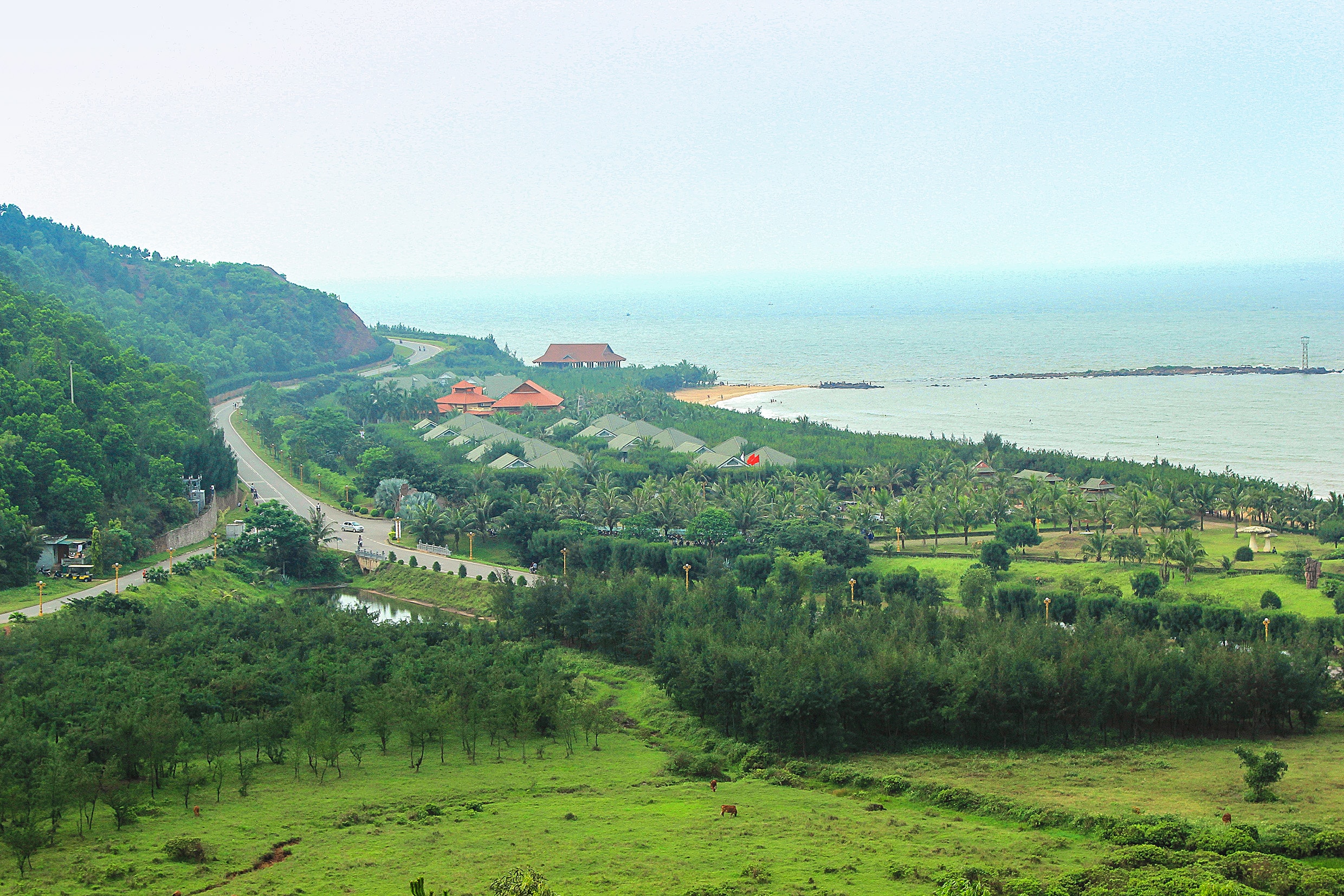 Bãi Lữ: Bãi Lữ thuộc địa phận huyện Nghi Lộc. Tên gọi Bãi Lữ bắt nguồn từ tên của ngọn núi Lữ Sơn đứng sừng sững hàng ngàn năm trên bãi biển. Đến Bãi Lữ bạn sẽ mê mẩn với làn nước xanh trong vắt có thể nhìn rõ từng viên sỏi nhỏ, một bên là màu xanh của cánh rừng thông reo vi vu trong gió. Bãi cát dài như dải lụa uốn lượn tạo đường viền con sóng khiến Bãi Lữ như một nàng thiếu nữ duyên dáng, yêu kiều. Ảnh Hồ Đình Chiến