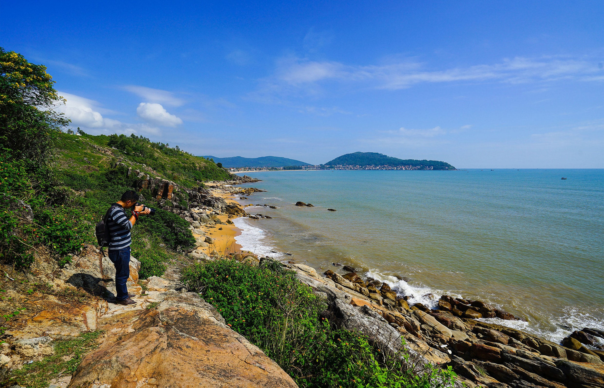 Biển Quỳnh: Không ồn ào, tấp nập, người ta thích biển Quỳnh bởi vẻ lãng mạn, bình yên và thơ mộng. Biển Quỳnh là danh từ chung để chỉ 7 bãi biển kế nhau của 7 xã thuộc huyện Quỳnh Lưu và thị xã Hoàng Mai: Quỳnh Phương, Quỳnh Liên, Quỳnh Bảng, Quỳnh Lương, Quỳnh Minh, Quỳnh Nghĩa và Tiến Thủy nằm cách Thành phố Vinh 65 km. Mỗi bãi biển gắn với chữ 