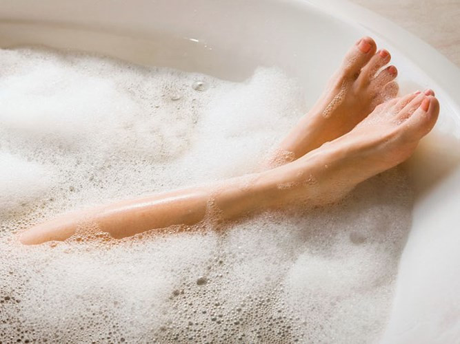 Ngâm mình trong bồn tắm nhiều xà bông: Nhiều người sẽ lầm tưởng việc ngâm mình trong bồn tắm với các loại xà bông nhiều bong bóng sẽ giúp cơ thể thư giãn. Tuy nhiên, nếu thường xuyên ngâm mình sẽ gây hại cho da, khiến da bị khô, di ứng... bởi các hóa chất độc hại.