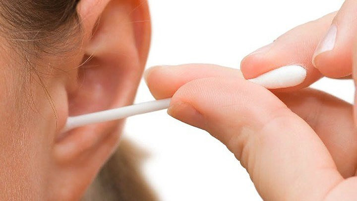 Lấy ráy tai: Tai là khu vực nhạy cảm nên mọi vật thể lạ có thể khiến bộ phận này bị tổn thương, có thể gây ảnh hưởng đến thính giác. Nhiều người sai lầm khi thường sử dụng tăm bông hay những vật sắc nhọn như chìa khóa, kẹp tóc hay móng tay... để lấy ráy tai. Bạn nên thay thế việc này bằng cách sử dụng thuốc nhỏ tai hay nước muối sinh lý để làm sạch tai.