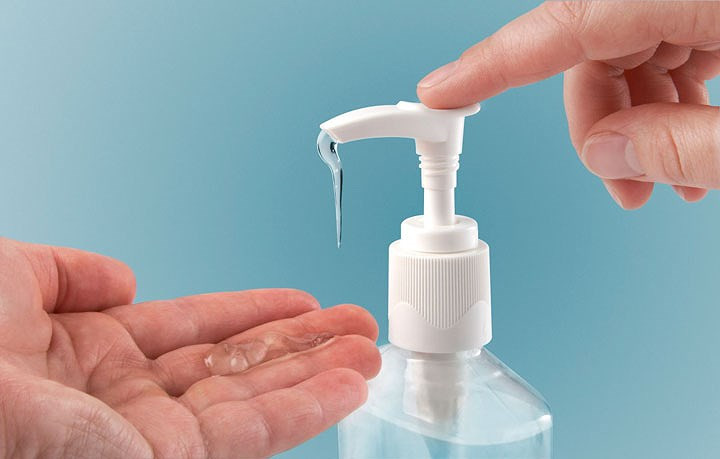 Lạm dụng nước rửa tay khô: Bởi sự tiện lợi, sát khuẩn tốt, nước rửa tay khô được nhiều người ưa chuộng và sử dụng thường xuyên. Nếu dùng quá nhiều lần và liên tục có thể khiến cho mất cân bằng nội tiết khi các hóa chất xâm nhập vào cơ thể.