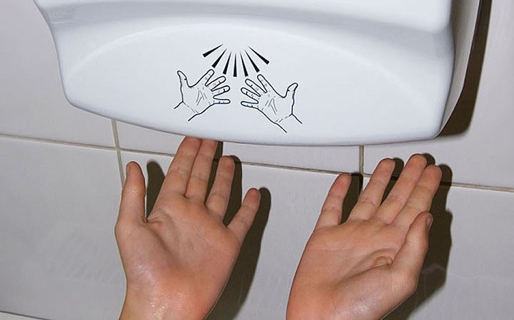Máy sấy khô tay: Tại nhiều khu vực công cộng thường sử dụng những chiếc máy sấy khô tay. Thế nhưng, chính việc này lại không được các nhà khoa học ủng hộ. Nhiều nghiên cứu cho rằng máy sấy tay có thể làm lây lan vi khuẩn ra môi trường xung quanh.