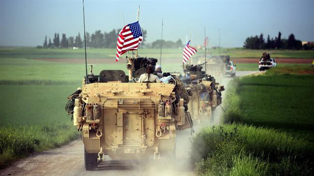 Các lực lượng Mỹ với sự hộ tống của các tay súng YPG đưa xe bọc thép tới làng Darbasiya tại Syria hồi tháng 4/2017 (Ảnh: AFP)