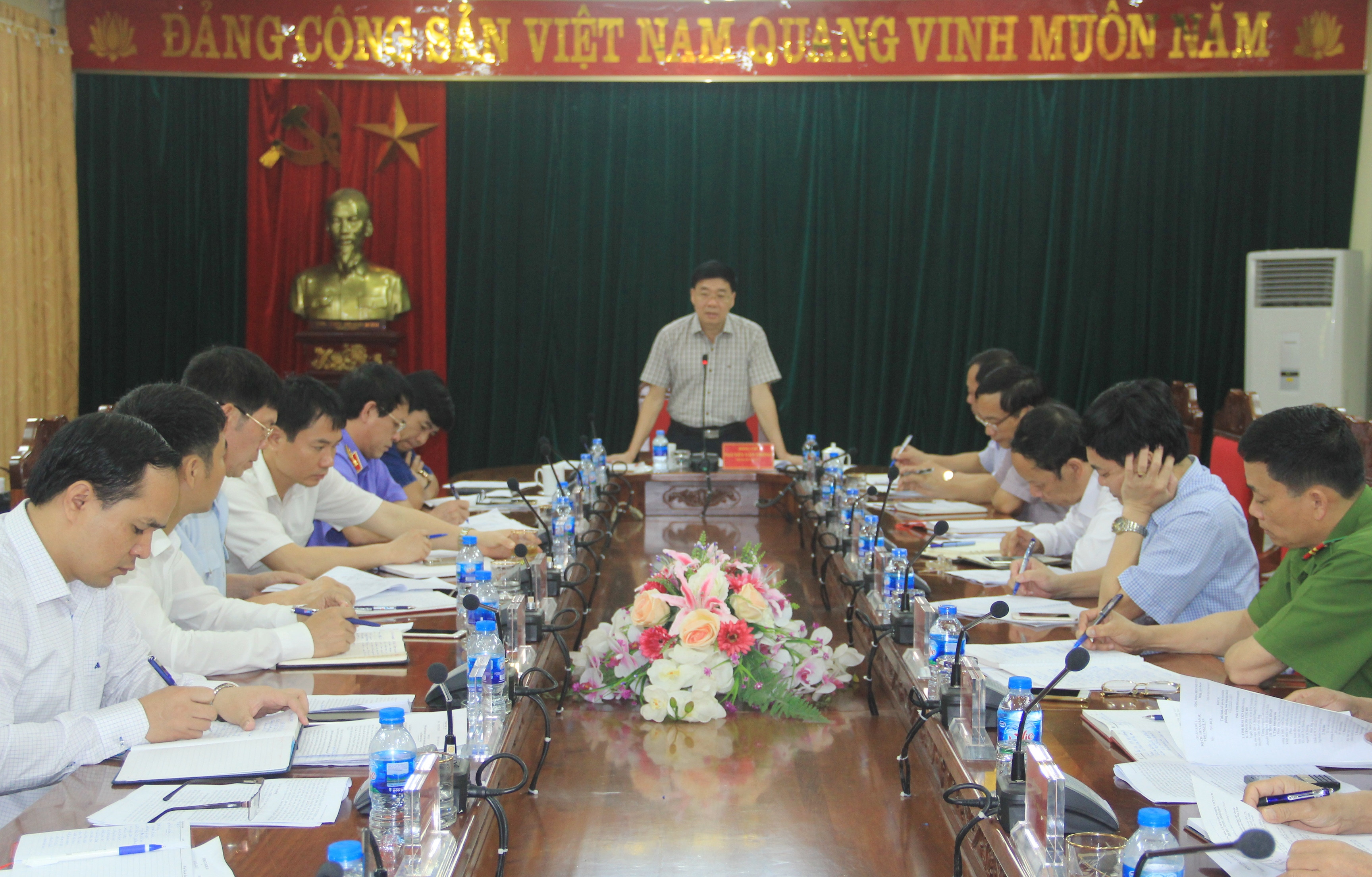 Đồng chí Nguyễn Văn Thông - Phó Bí thư Tỉnh ủy chủ trì hội nghị. Ảnh: P.B