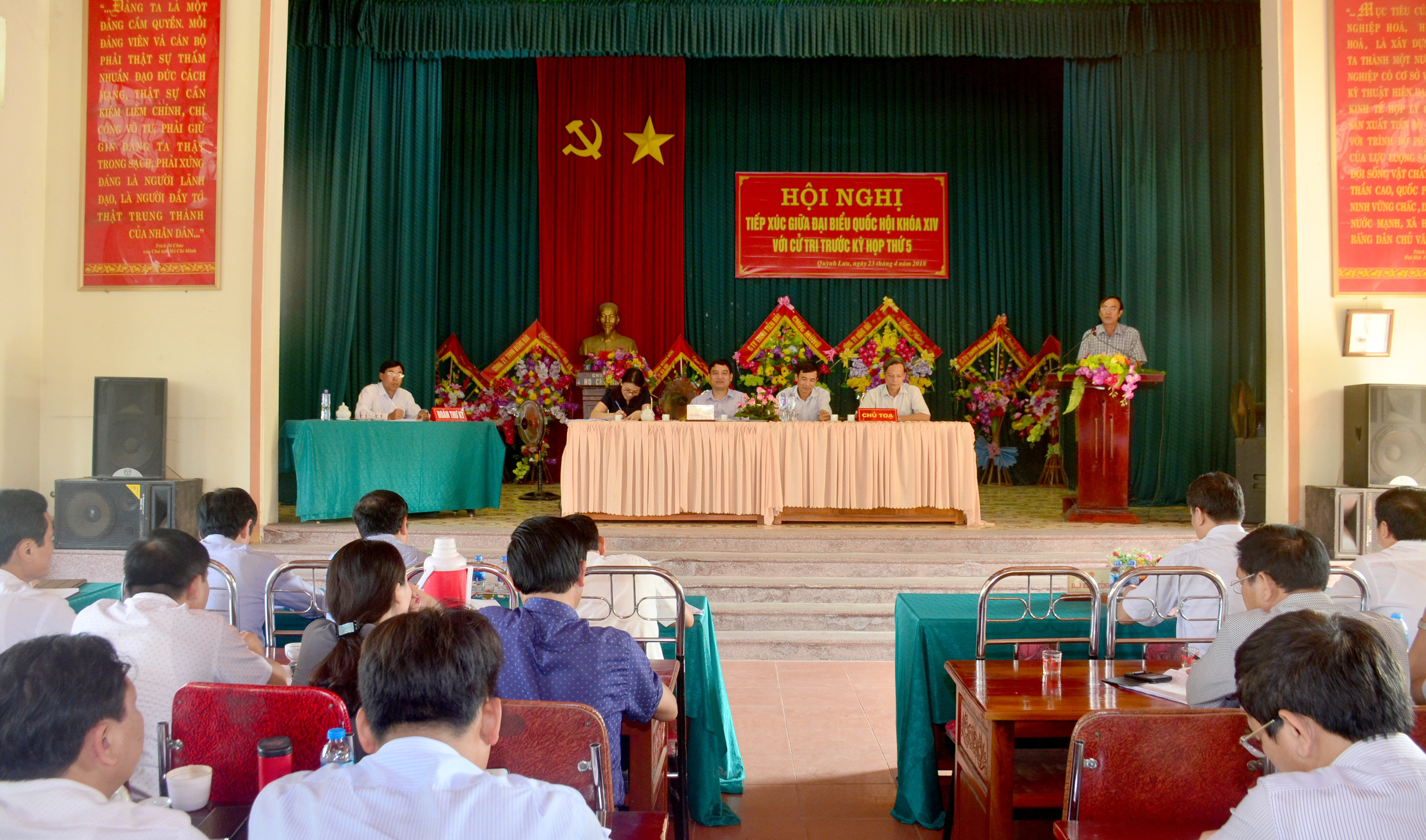 Các đại biểu dự hội nghị tiếp xúc cử tri tại xã Quỳnh Bảng, huyện Quỳnh Lưu. Ảnh: Thành Duy