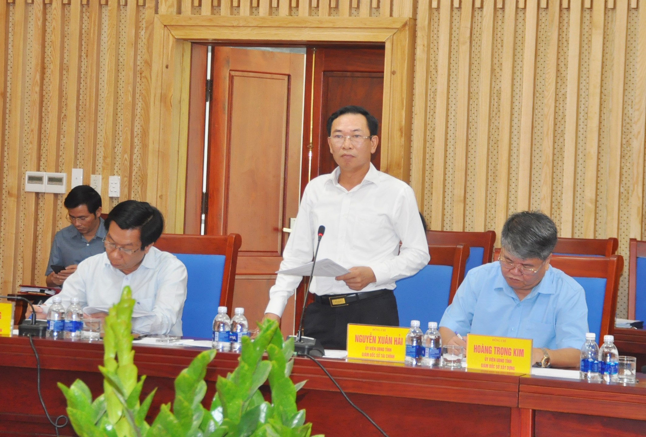 Giám đốc Sở Tài chính Nguyễn Xuân Hải phát biểu cho biết trong quý II/2018 sẽ phấn đầu hoàn thành thu ngân sách theo dự toán  giao. Ảnh: Việt Phương