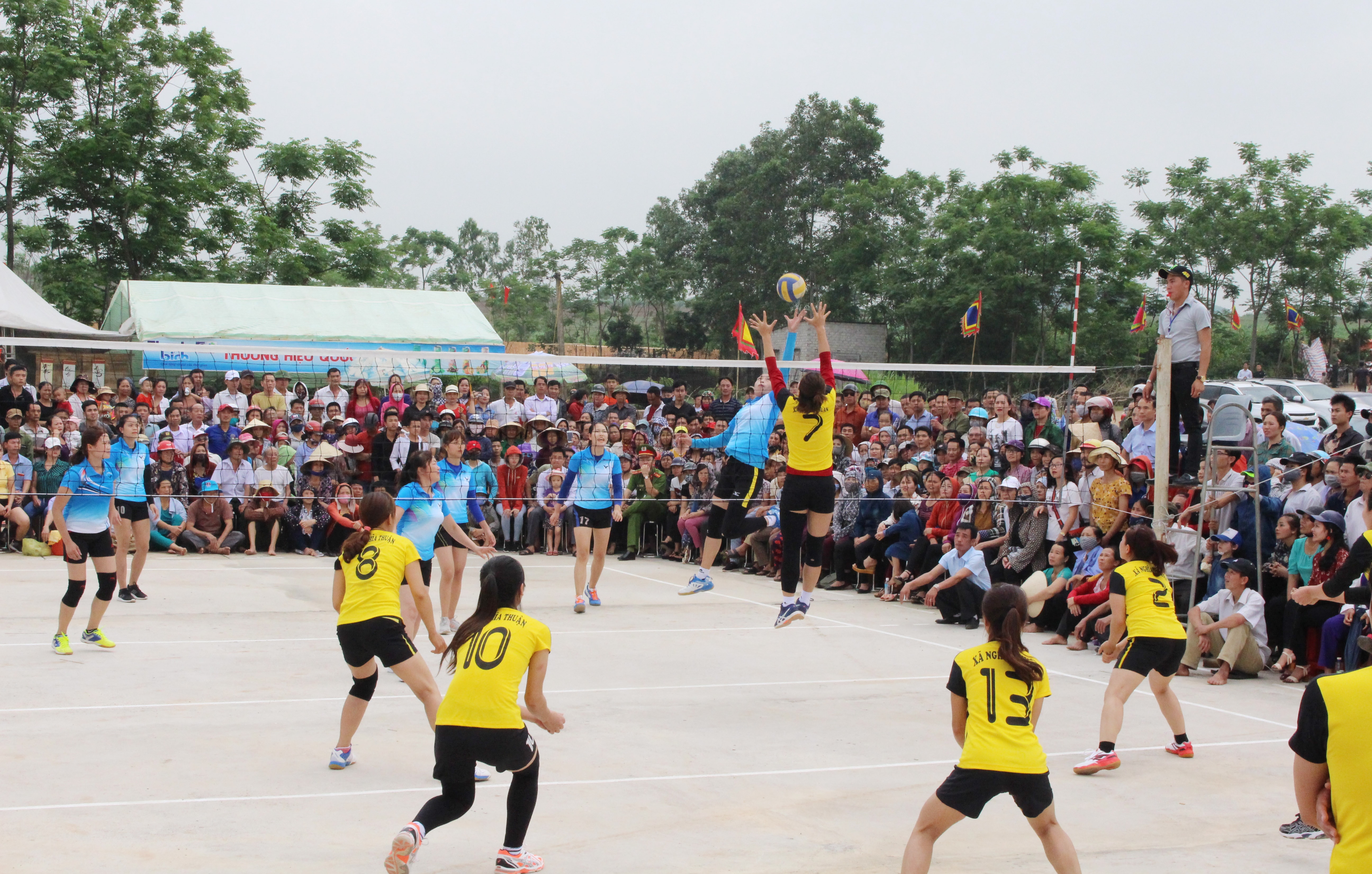 Thi đấu môn bóng chuyền Nữ tại lễ hội. Ảnh Hoàng Thủy.