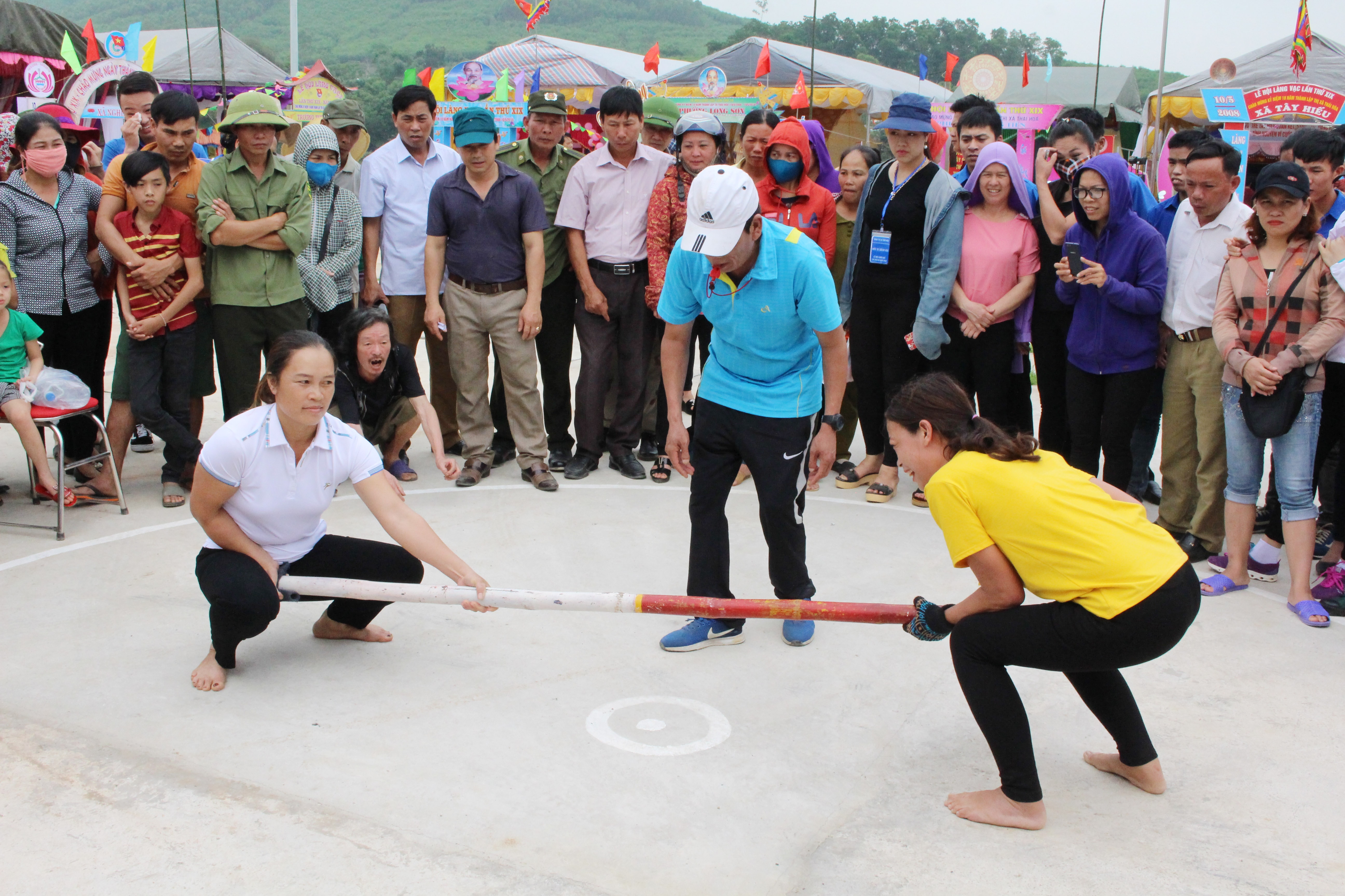 Thi đấu môn đẩy gậy tại lễ hội. Ảnh: Hoàng Thủy