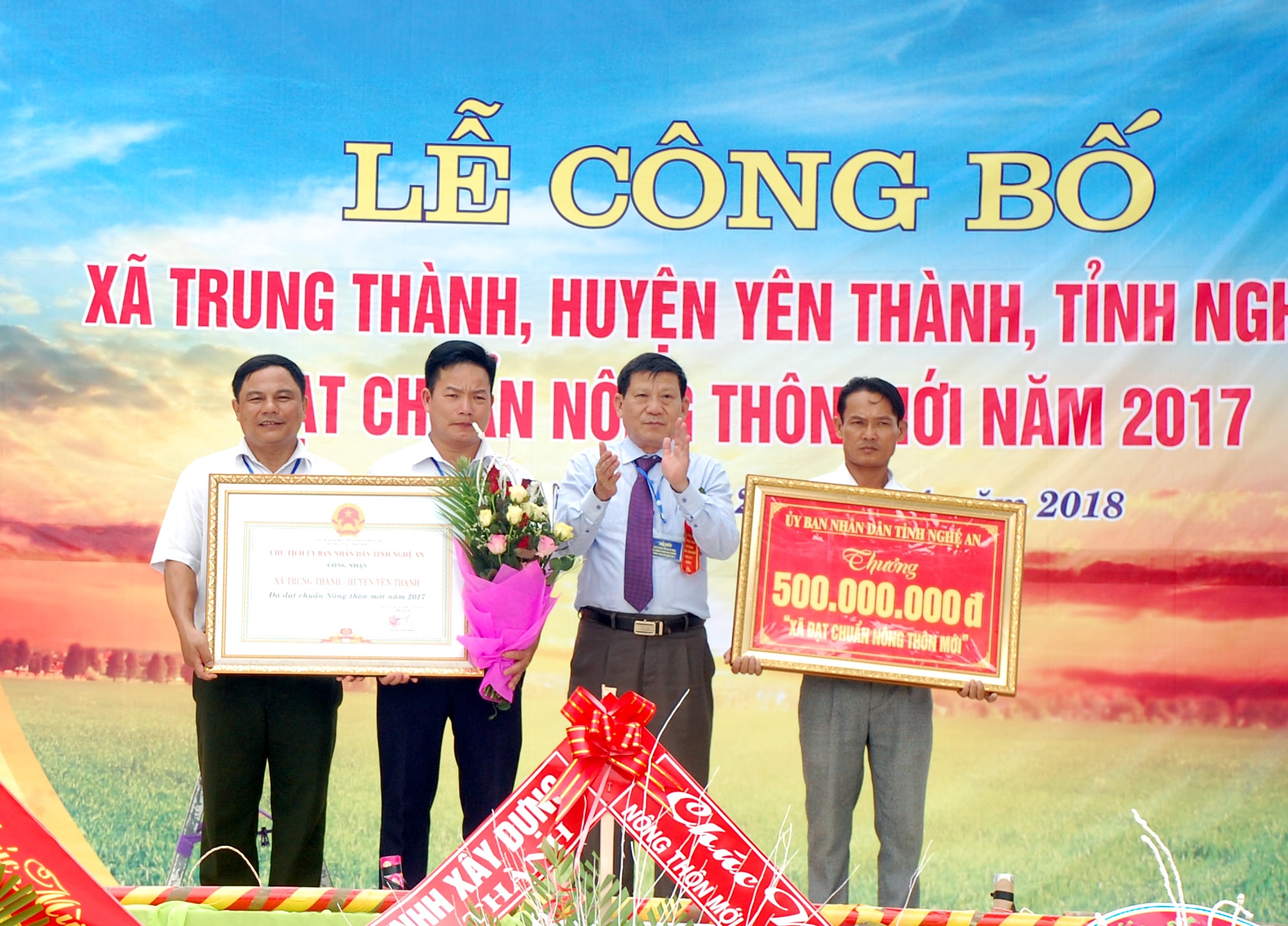 Trao Bằng công nhận xã đạt chuẩn Nông thôn mới và tặng thưởng xã Trung thành công trình trị giá 500 triệu đồng. Ảnh: Anh Tuấn