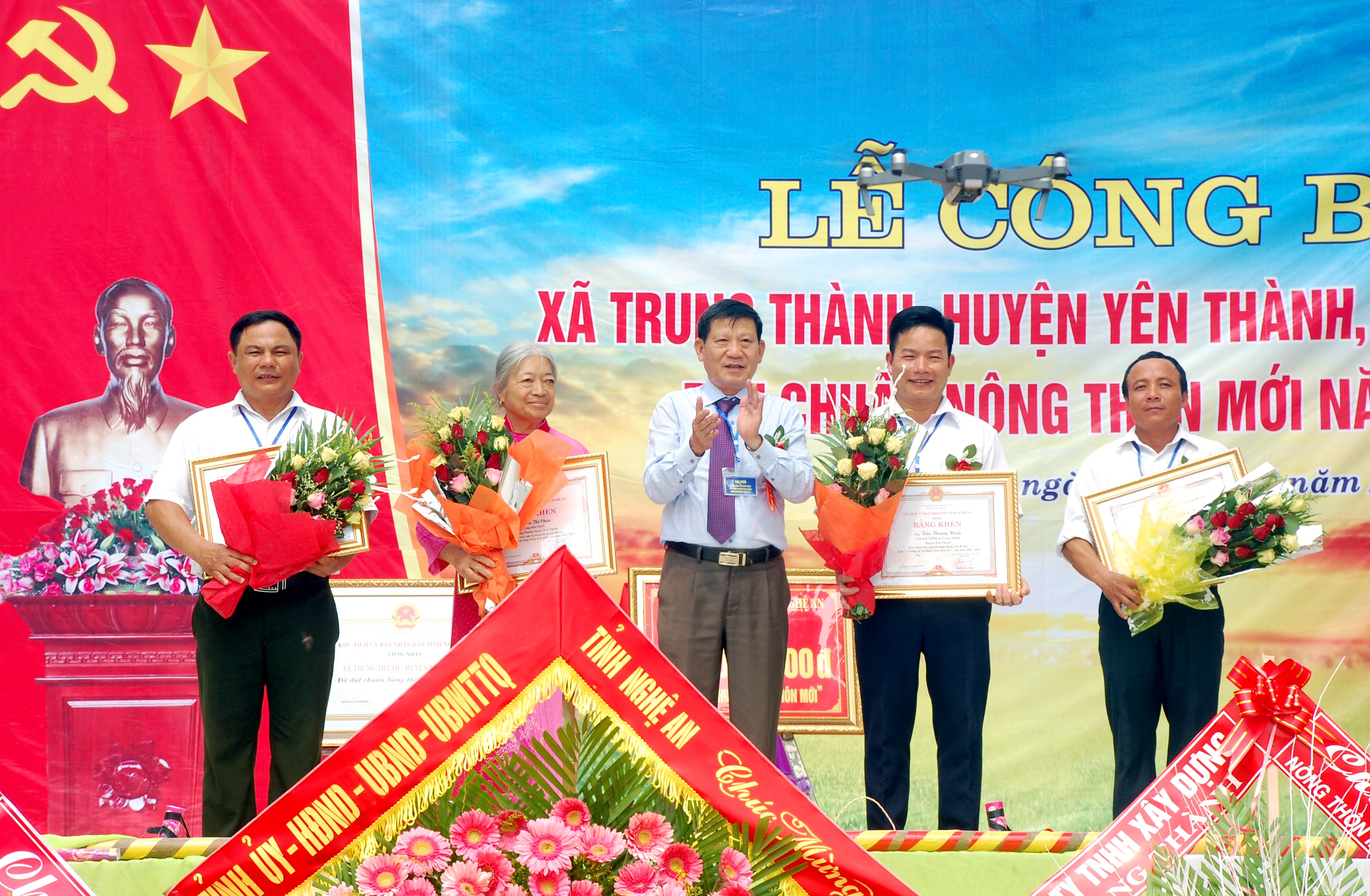  Trao Bằng khen của UBND tỉnh cho các cá nhân, tập thể có thành tích trong phong trào 